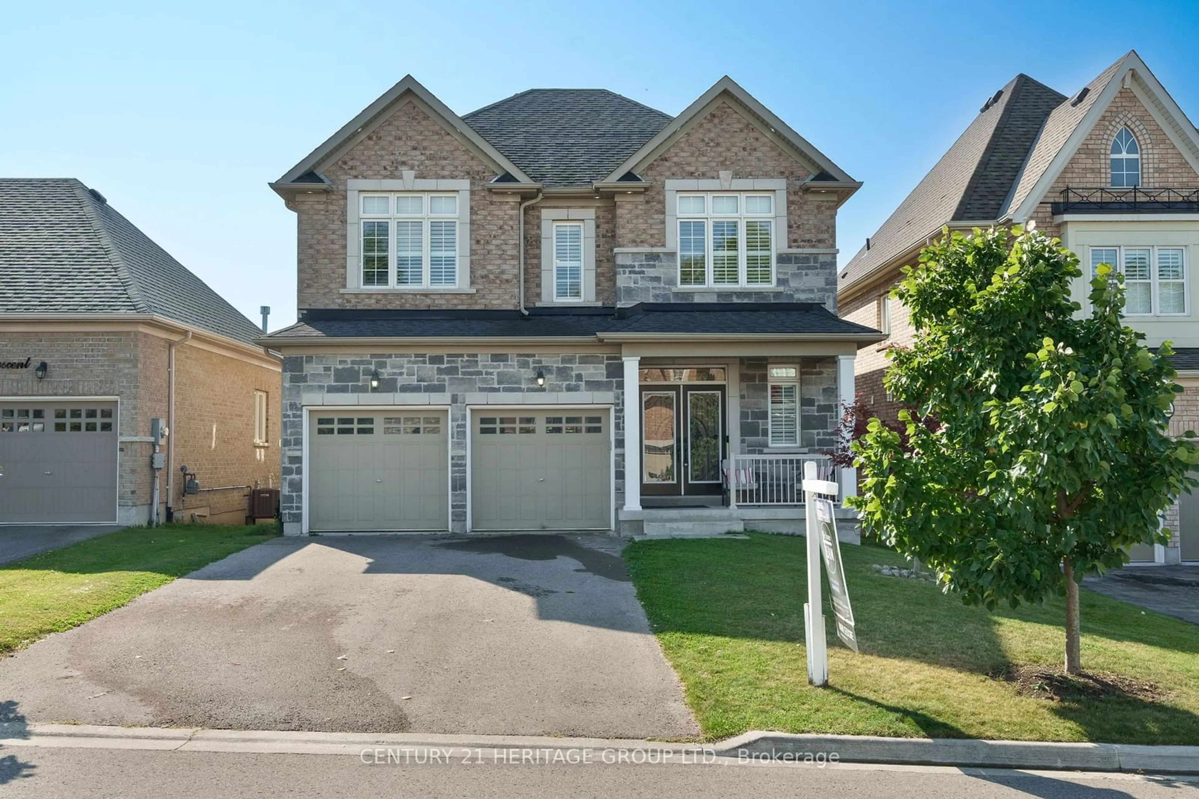 Home with brick exterior material, street for 41 Manor Glen Cres, East Gwillimbury Ontario L0G 1M0