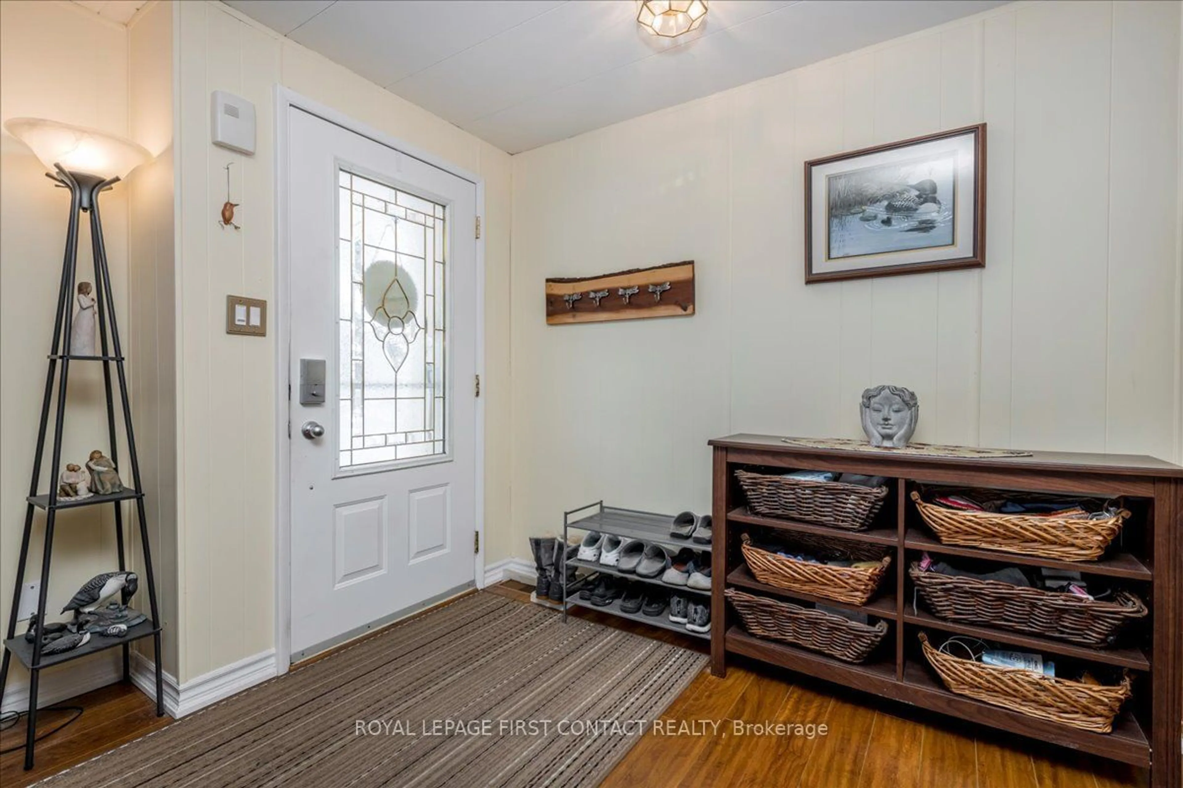 Indoor entryway for 18 Hawthorne Dr, Innisfil Ontario L9S 1P7