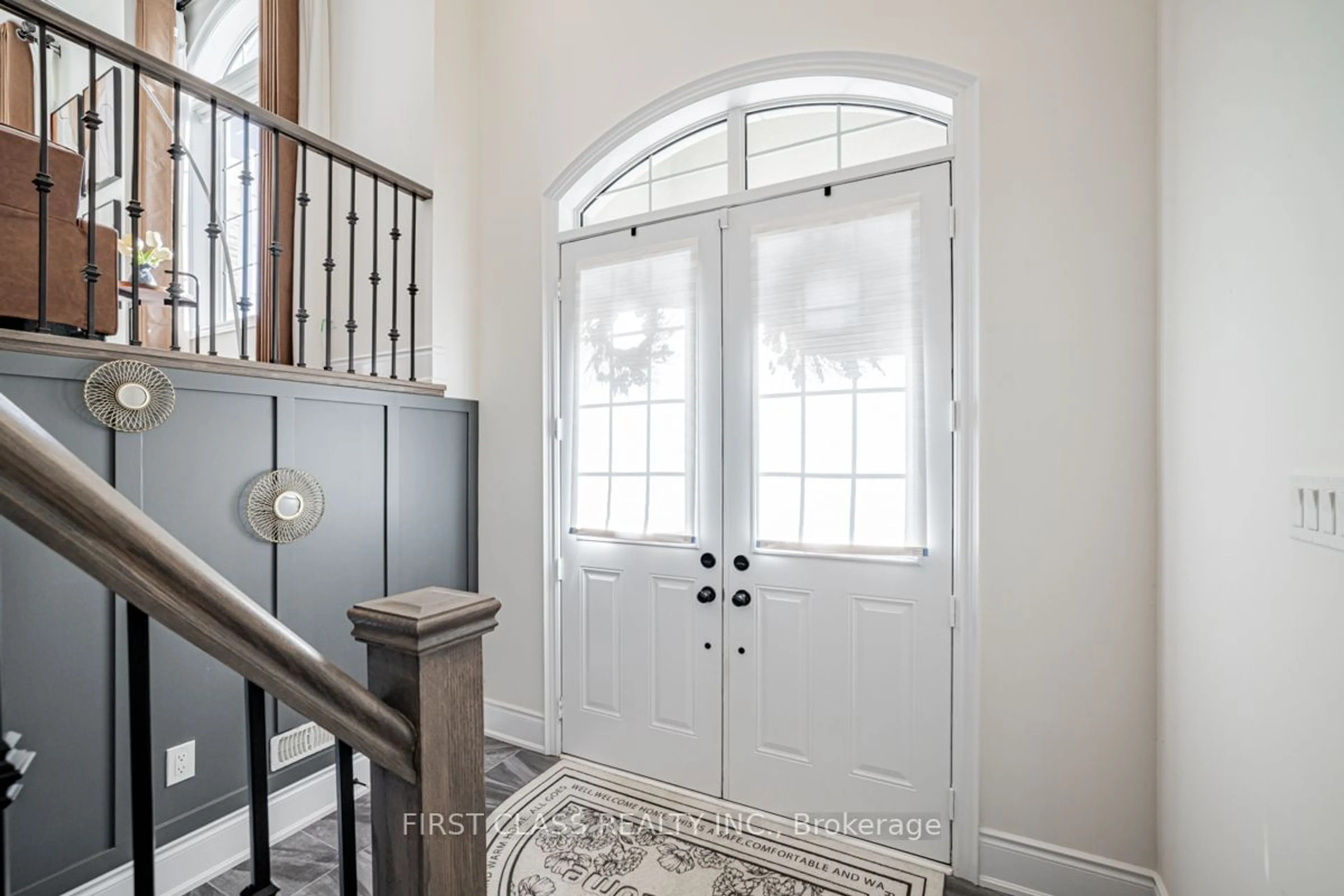 Indoor entryway for 276 Oxford St, Richmond Hill Ontario L4C 7V6