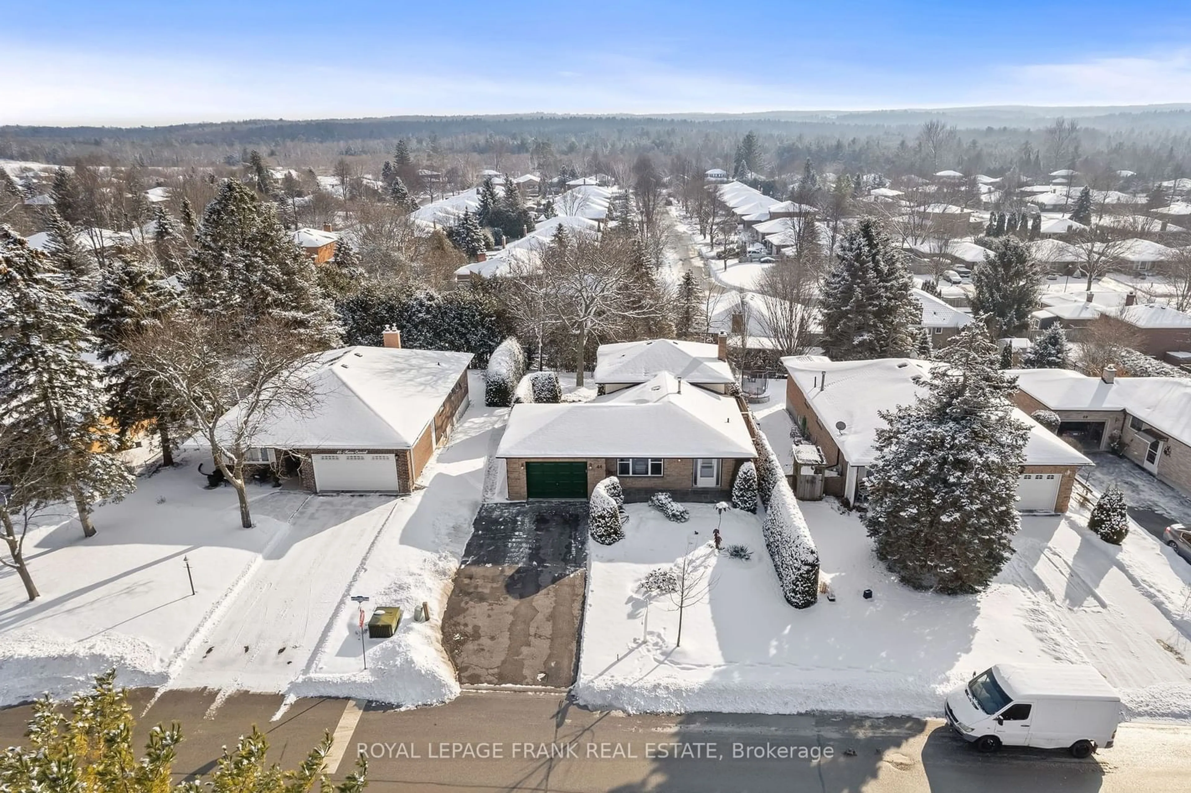 A pic from outside/outdoor area/front of a property/back of a property/a pic from drone, mountain view for 44 Munro Cres, Uxbridge Ontario L9P 1L8