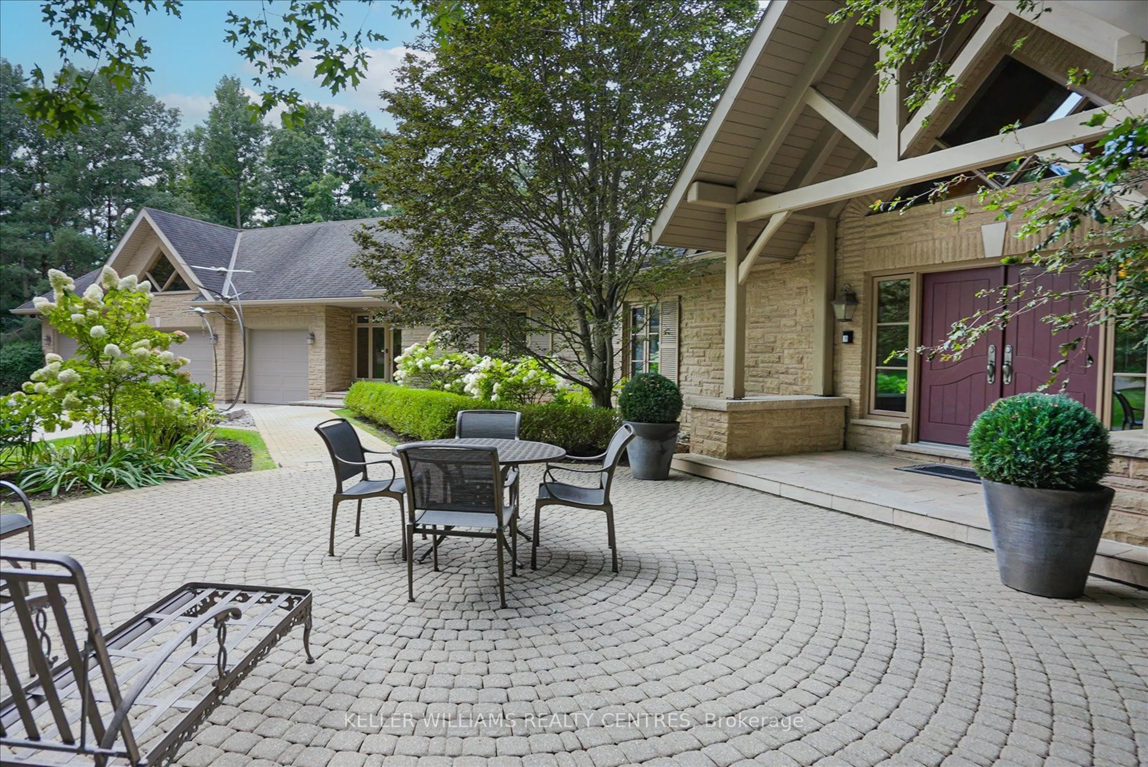 Patio, street for 6 Country Heights Dr, Richmond Hill Ontario L4E 3M8