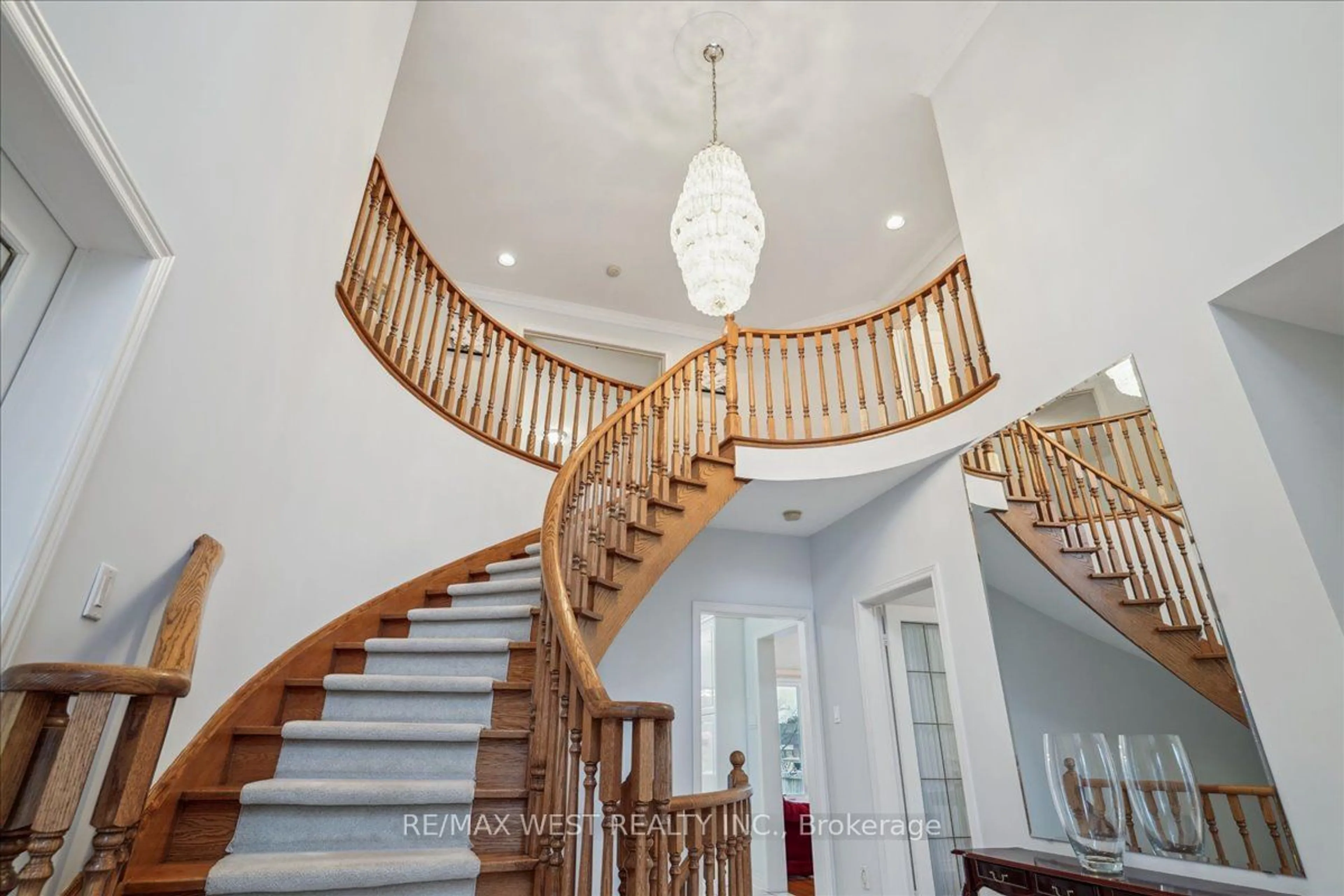 Stairs for 16 Oak Ave, Richmond Hill Ontario L4C 6R7