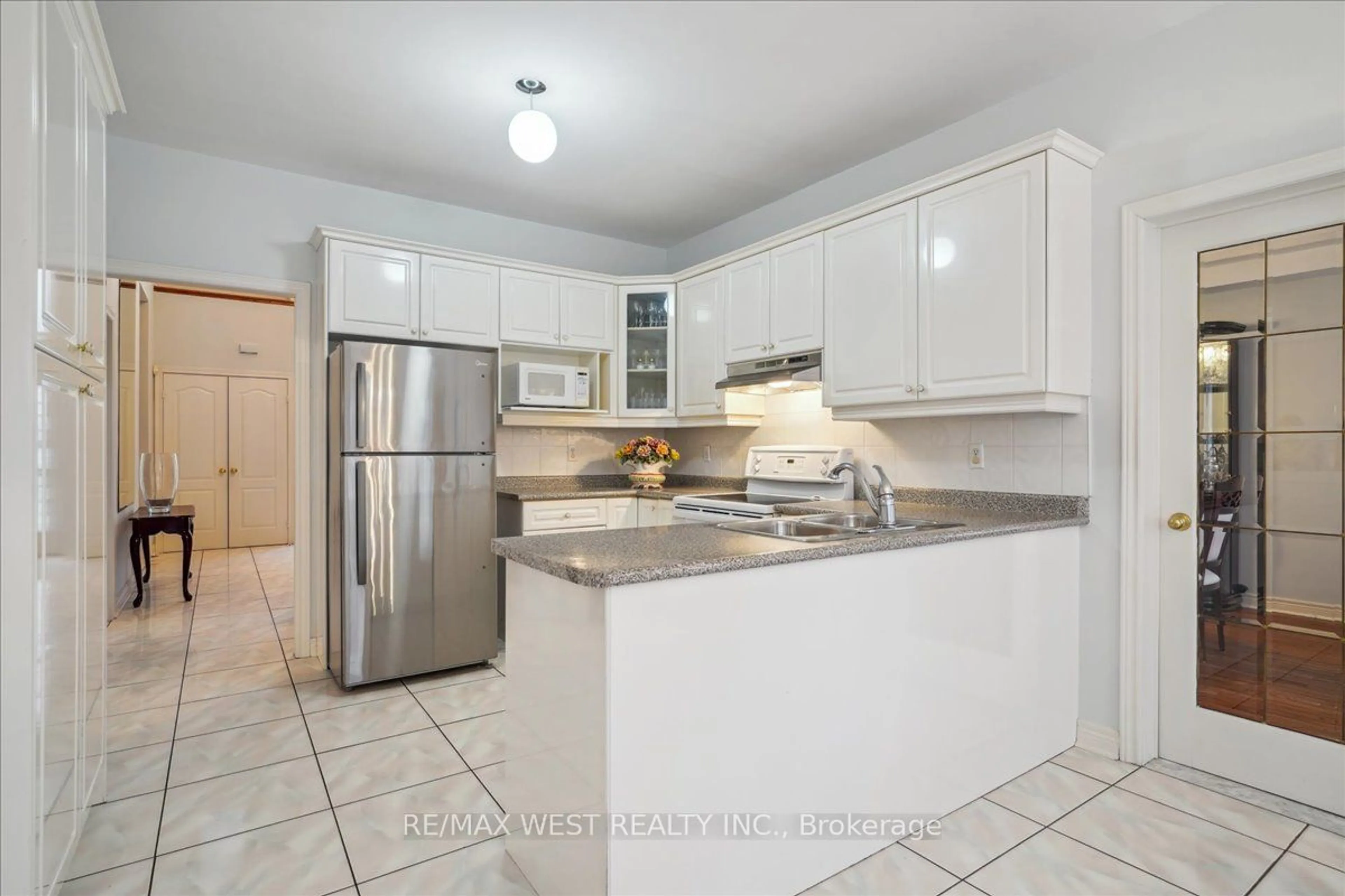 Standard kitchen, ceramic/tile floor for 16 Oak Ave, Richmond Hill Ontario L4C 6R7