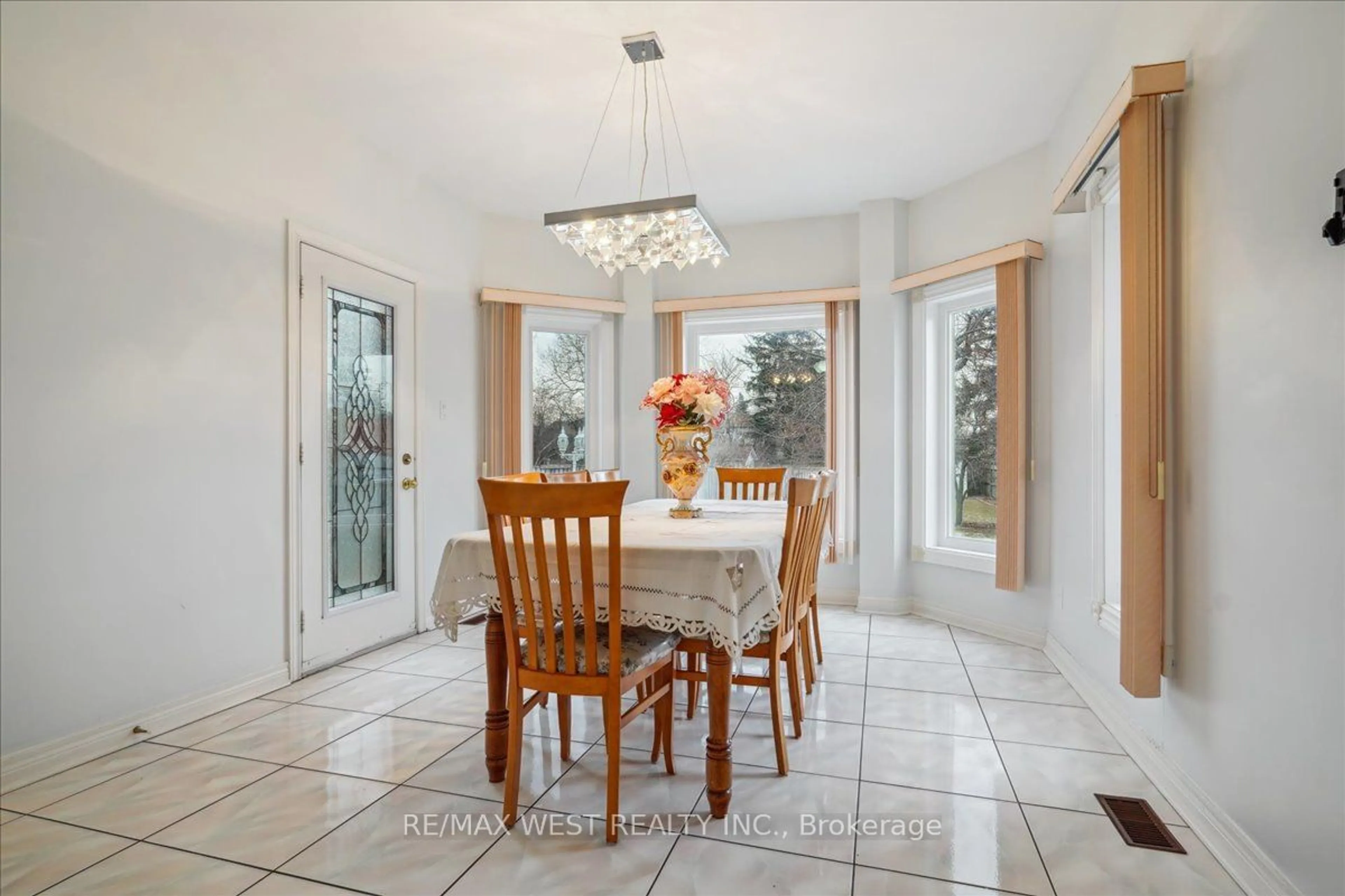 Dining room, ceramic/tile floor for 16 Oak Ave, Richmond Hill Ontario L4C 6R7