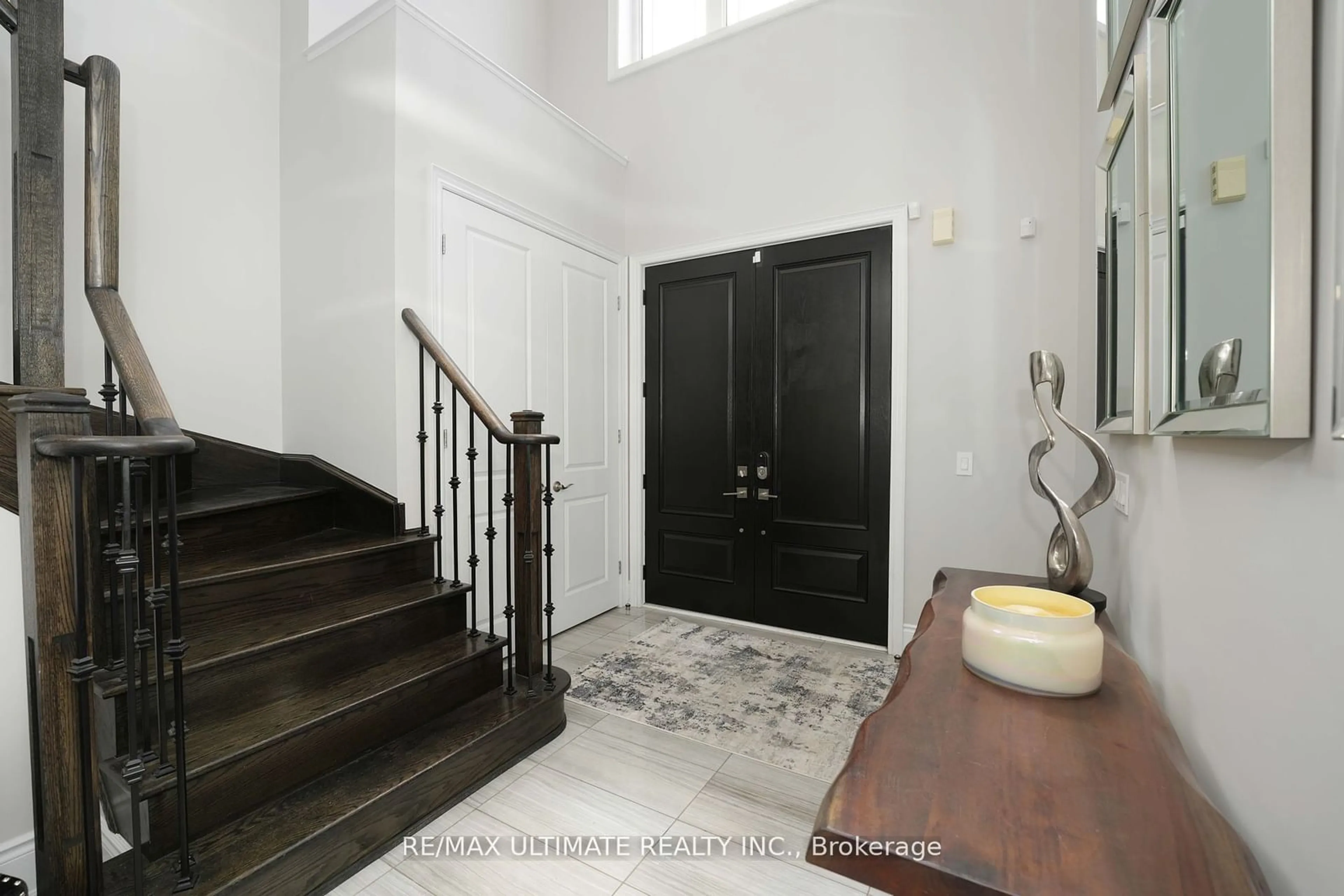 Indoor entryway for 143 Dunrobin Cres, Vaughan Ontario L4H 4L6