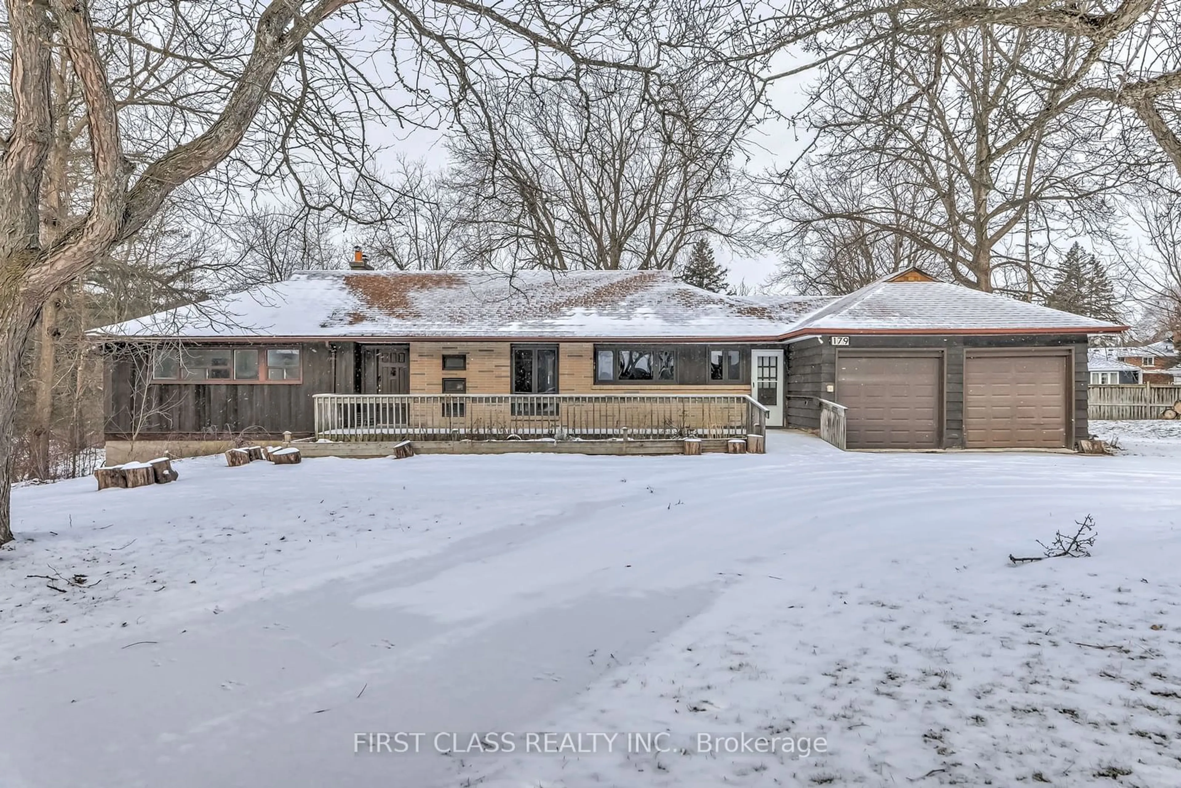 A pic from outside/outdoor area/front of a property/back of a property/a pic from drone, street for 179 Martin St, King Ontario L7B 1J5