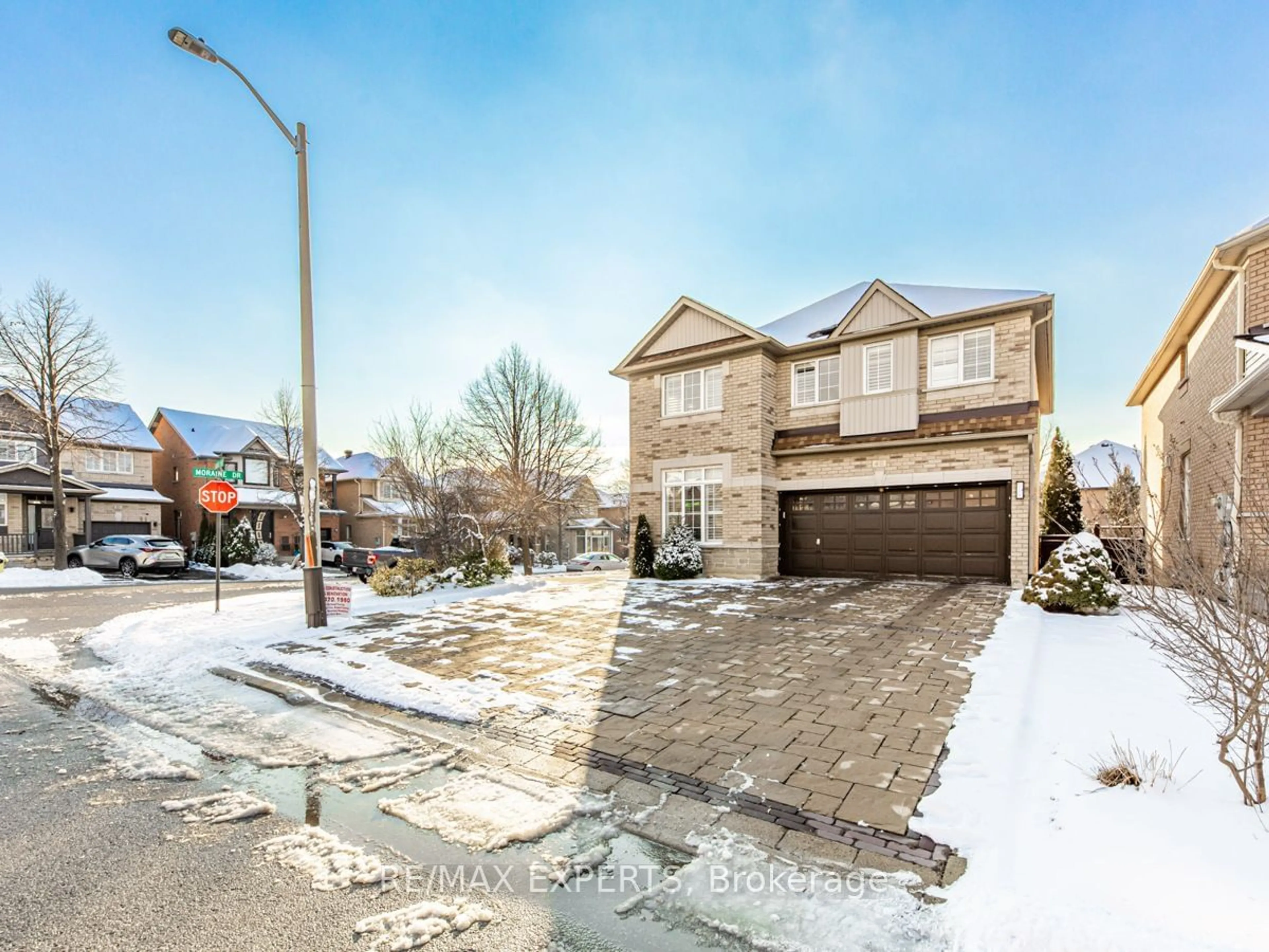 A pic from outside/outdoor area/front of a property/back of a property/a pic from drone, street for 40 Signet Way, Vaughan Ontario L4H 2E3