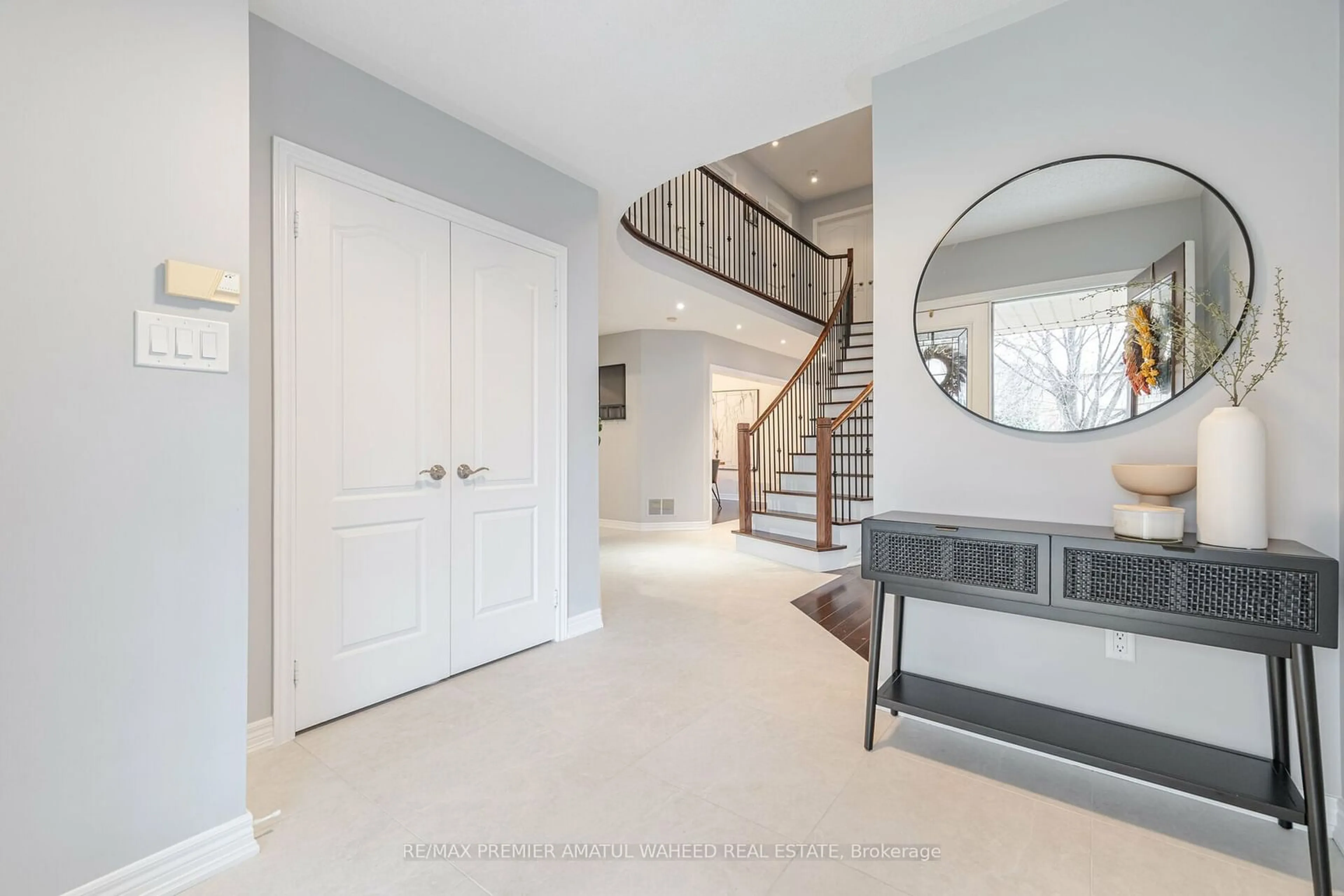 Indoor entryway for 53 Crown Cres, Vaughan Ontario L4H 1S7