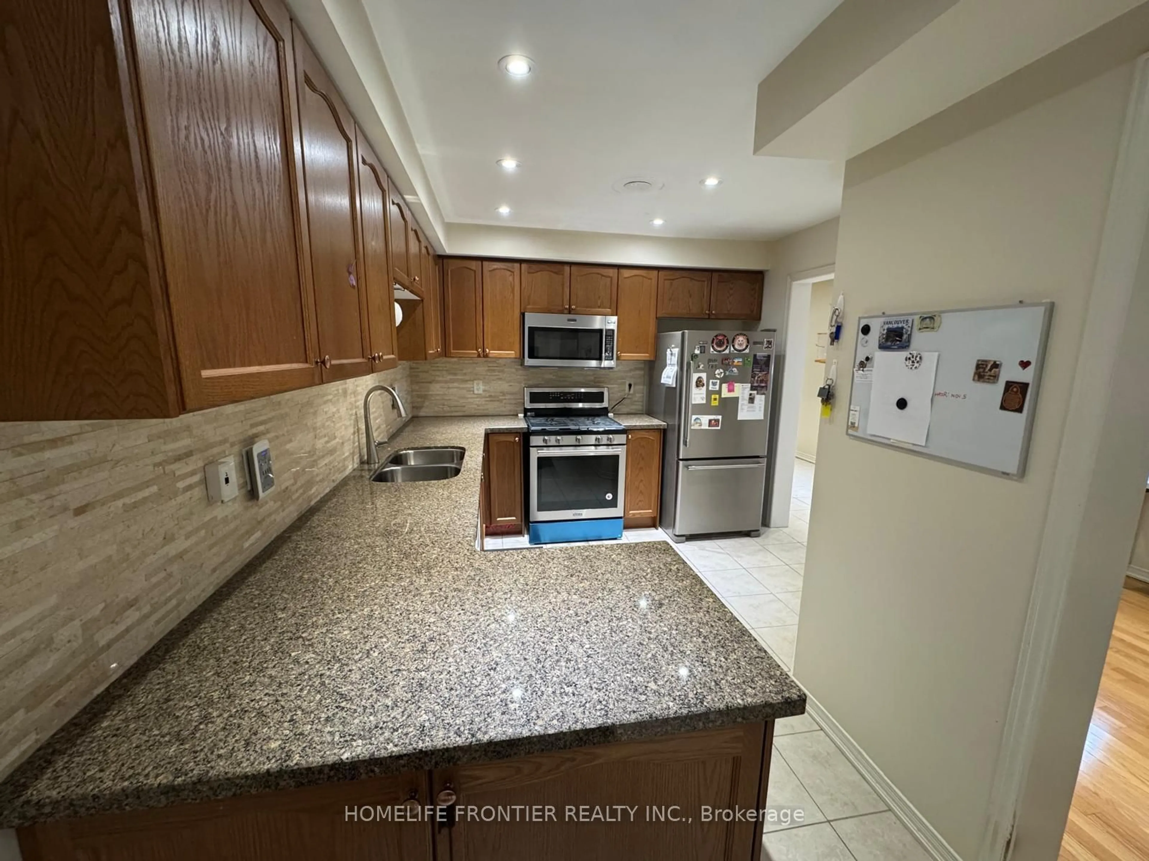 Standard kitchen, ceramic/tile floor for 14 Barr Cres, Aurora Ontario L4G 0B8