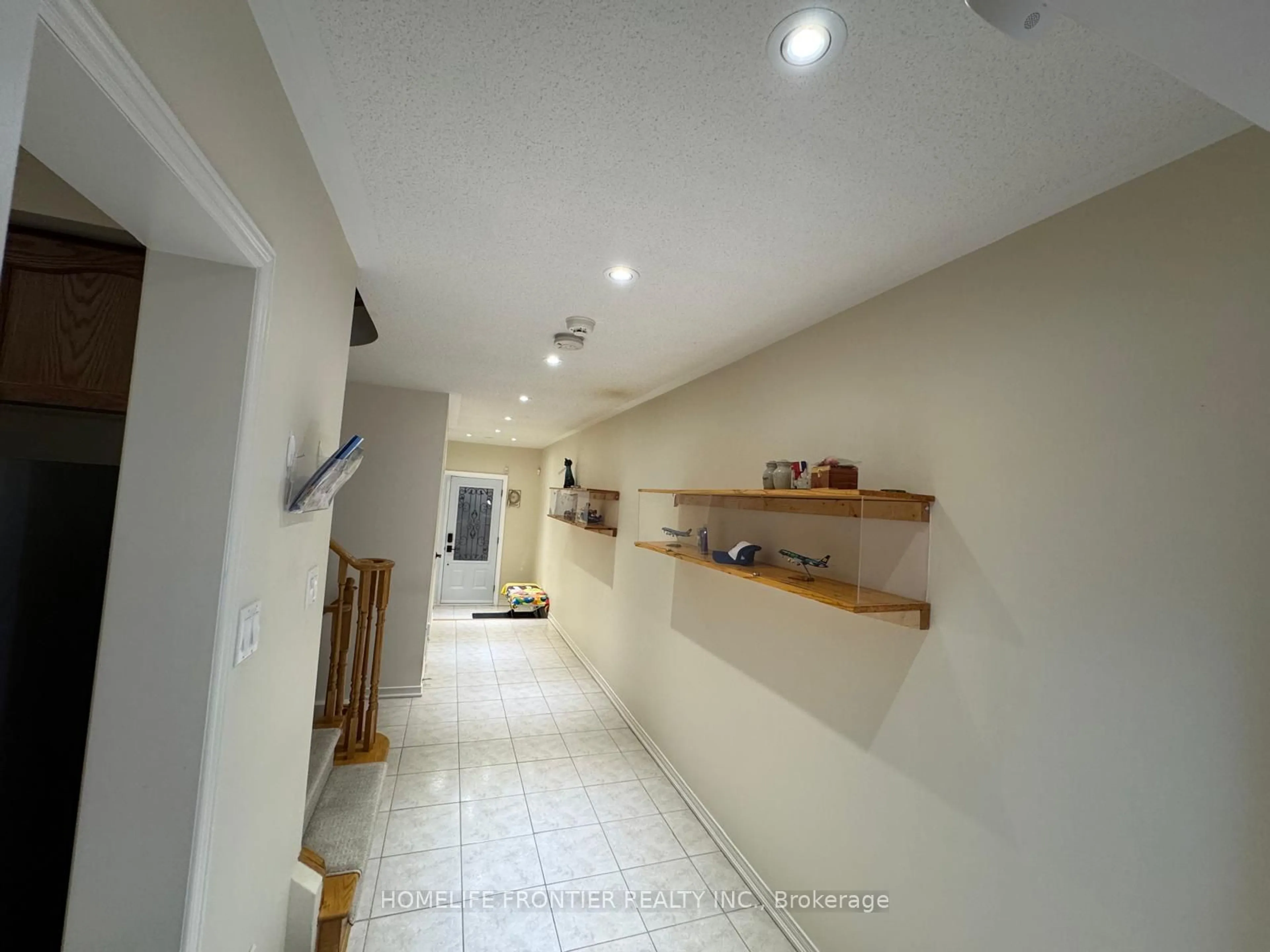 Indoor foyer for 14 Barr Cres, Aurora Ontario L4G 0B8