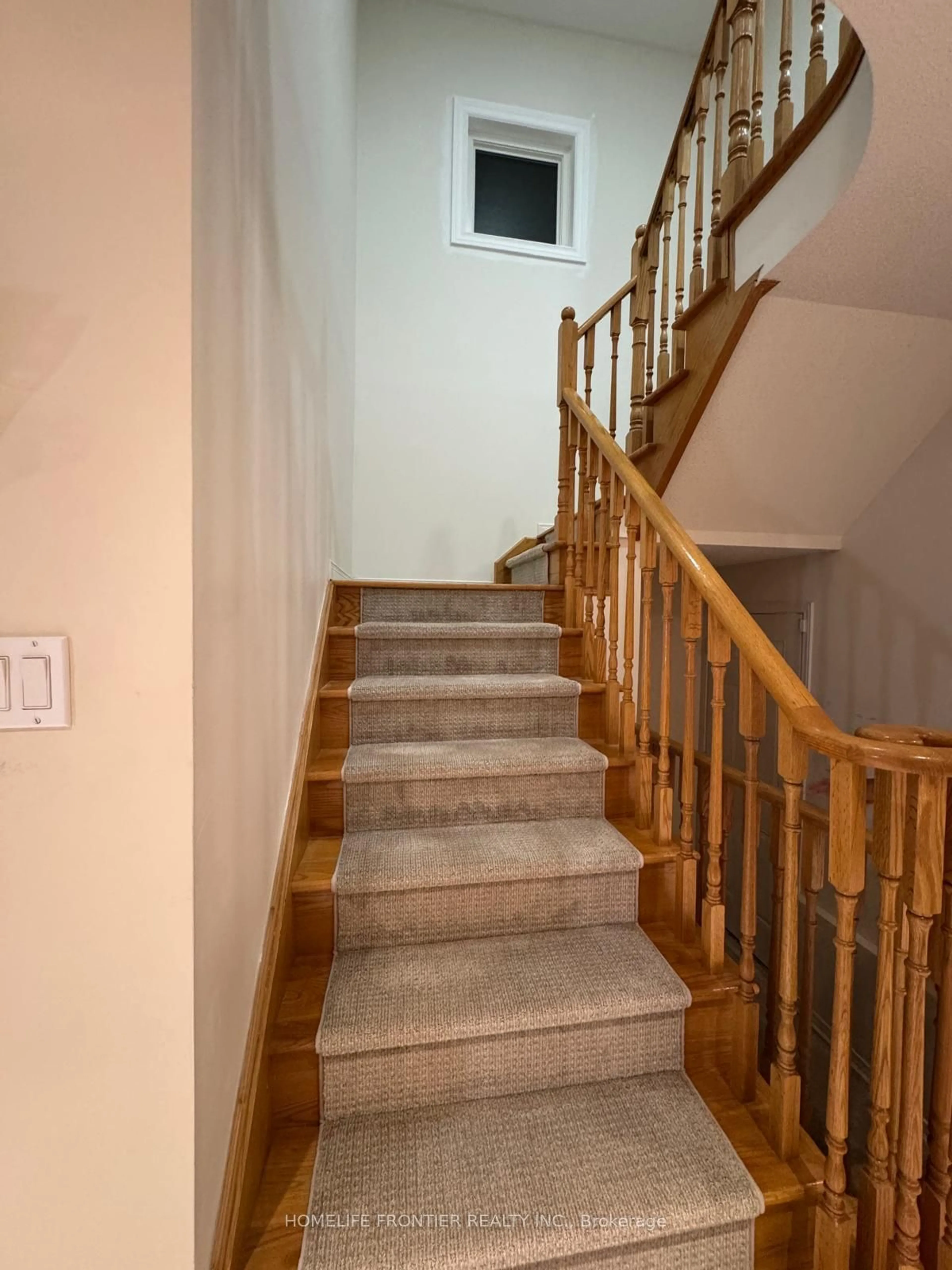 Stairs for 14 Barr Cres, Aurora Ontario L4G 0B8