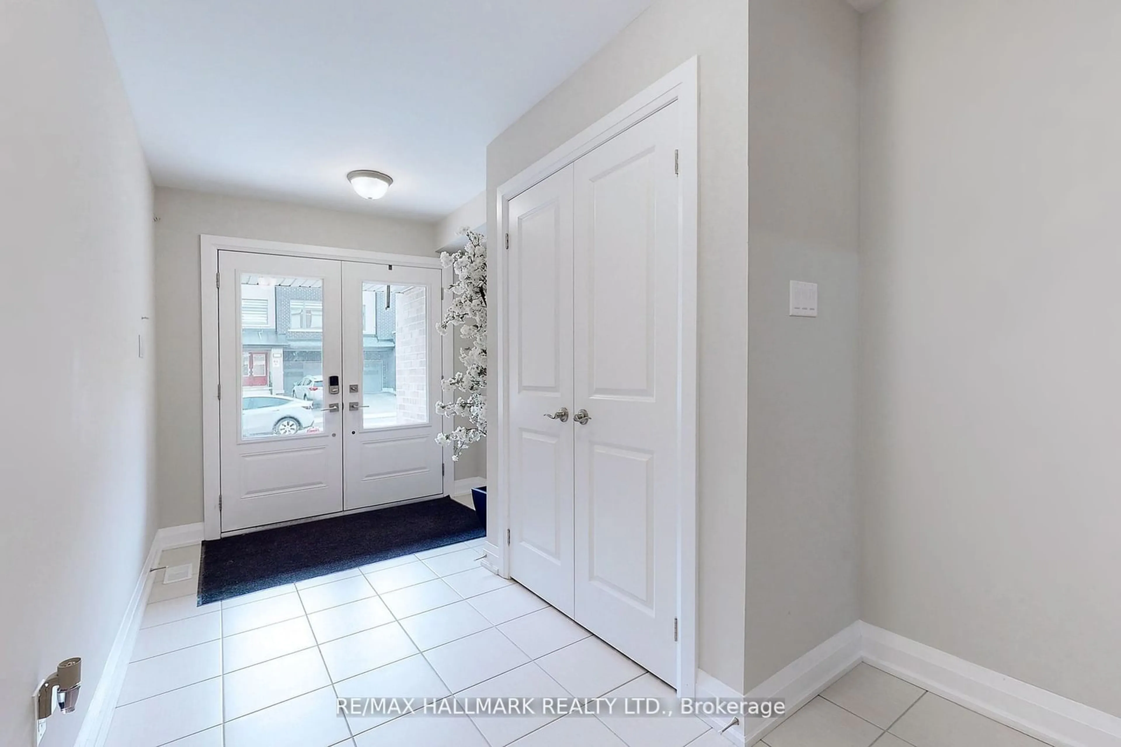 Indoor entryway for 923 Isaac Phillips Way, Newmarket Ontario L3X 2Y8