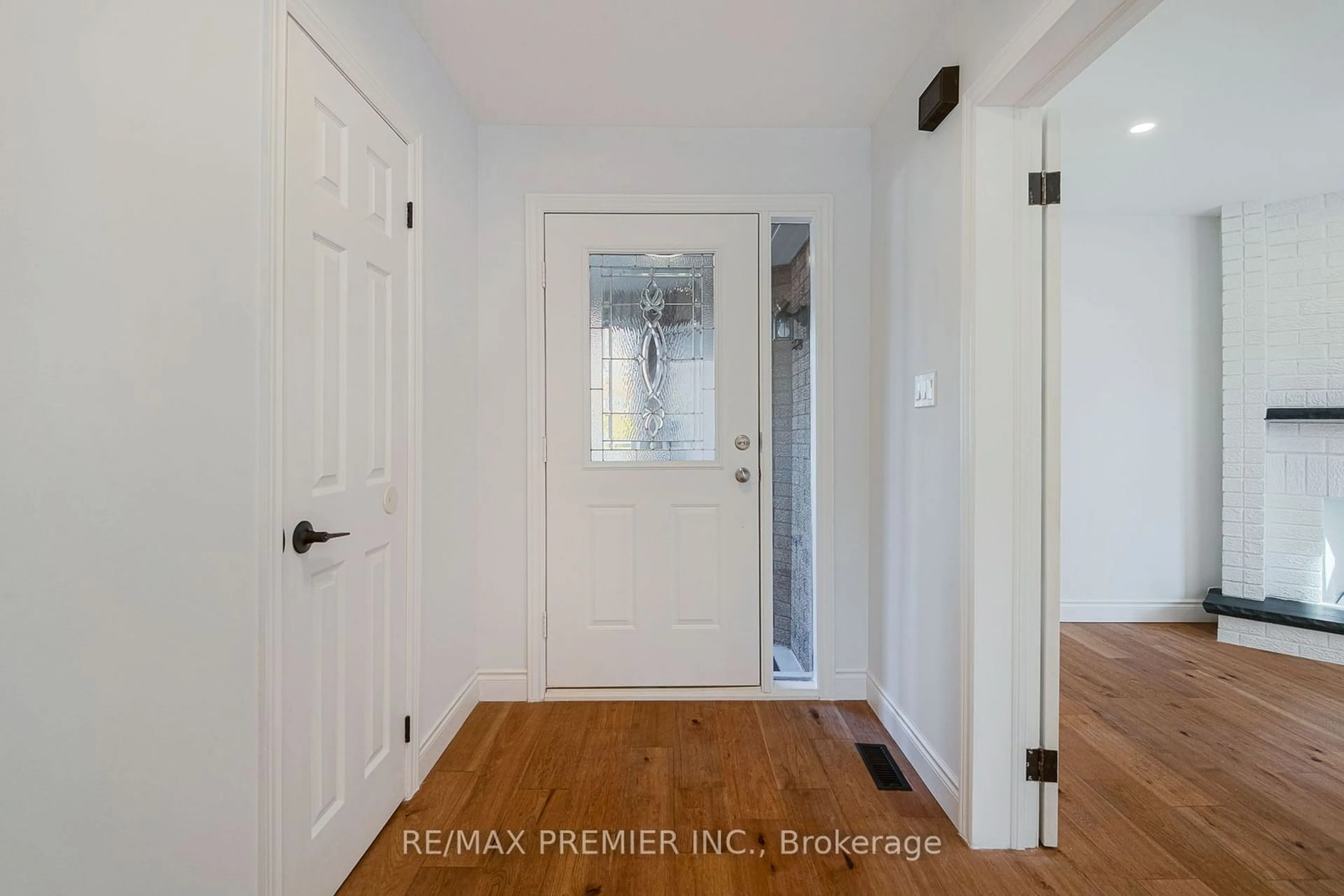 Indoor entryway for 23 Sunbird Blvd, Georgina Ontario L4P 3R9