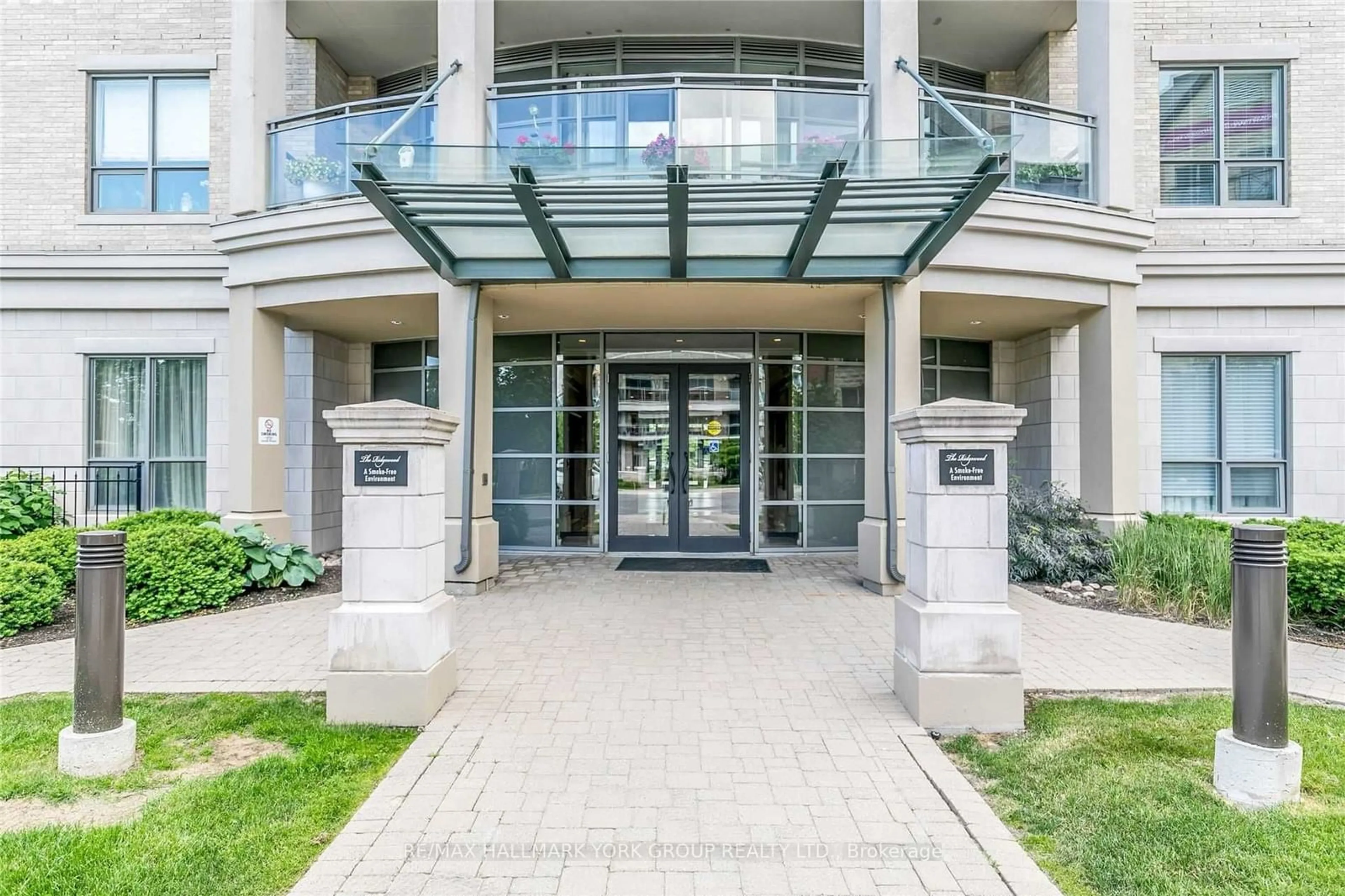 Indoor foyer for 180 John West Way #211, Aurora Ontario L4G 0R3