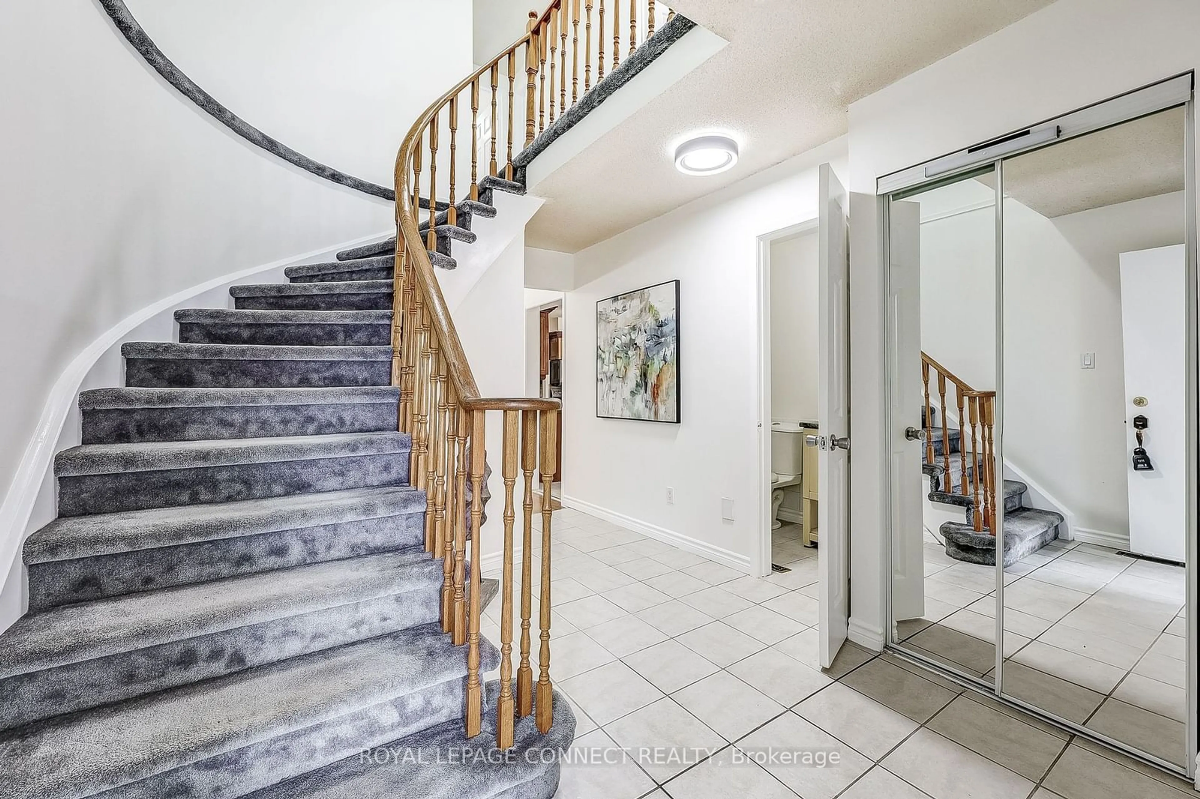 Indoor foyer for 44 GOODWOOD Dr, Markham Ontario L3S 2K4