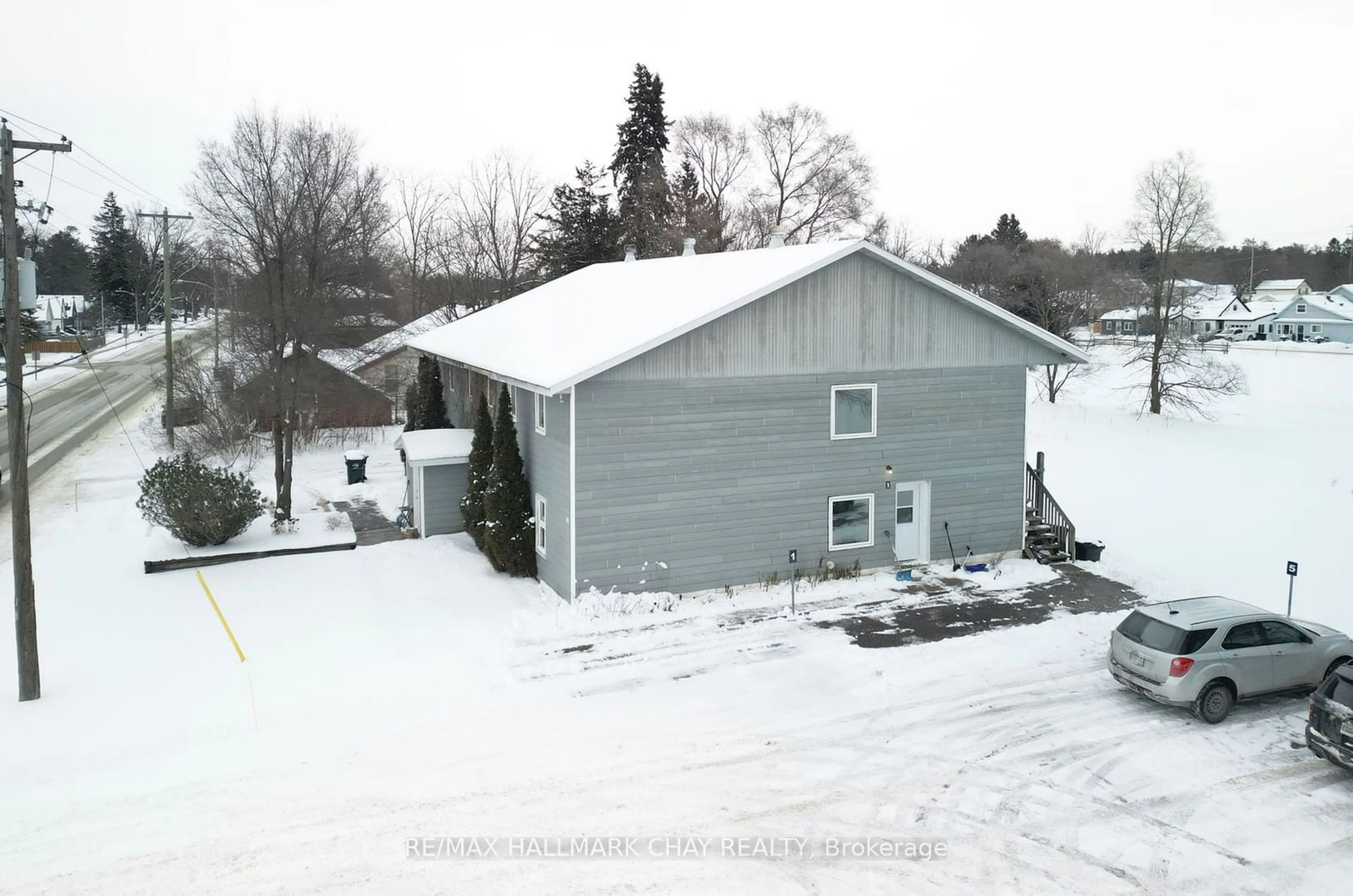 A pic from outside/outdoor area/front of a property/back of a property/a pic from drone, street for 94 King St, Essa Ontario L0M 1B0