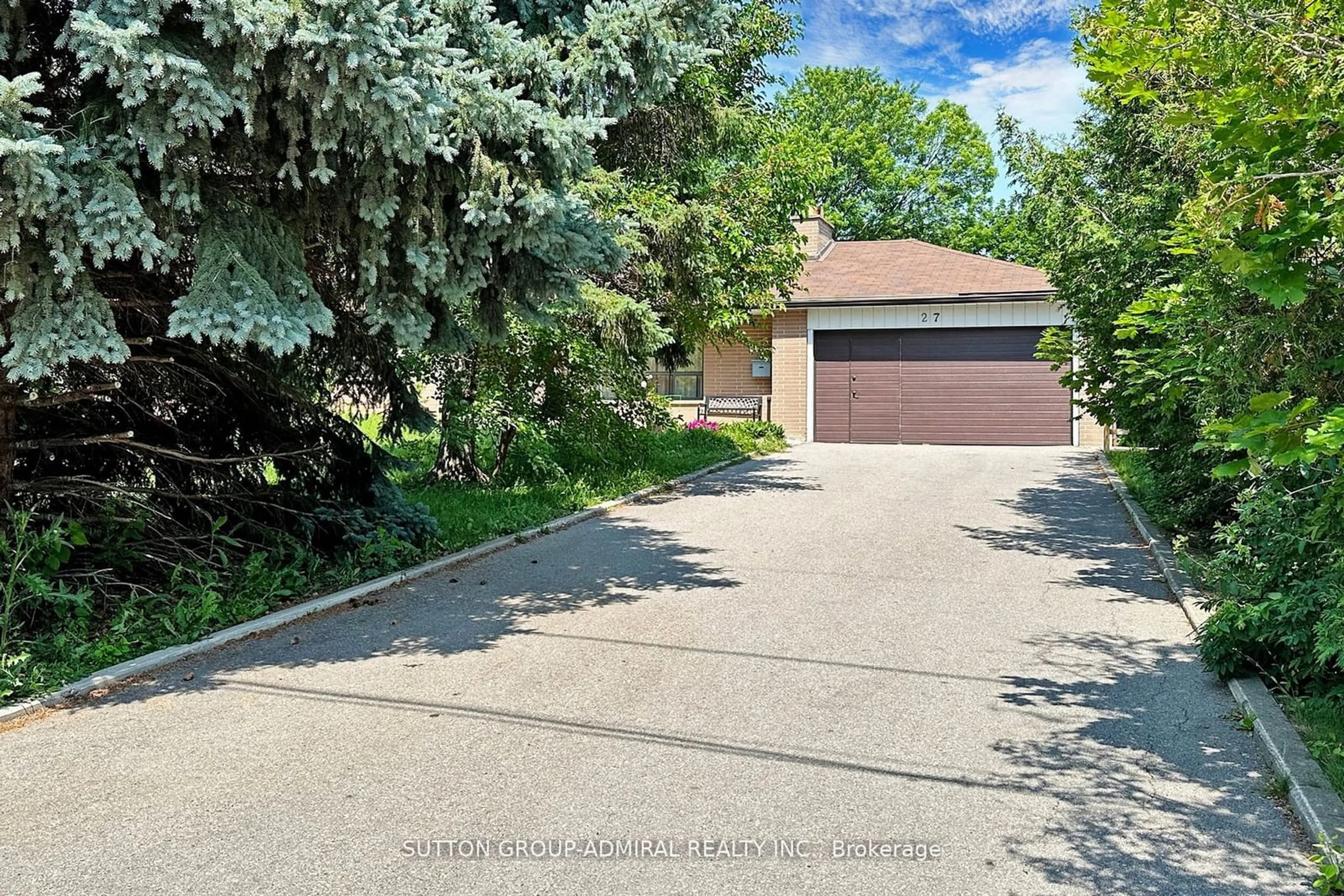 A pic from outside/outdoor area/front of a property/back of a property/a pic from drone, street for 27 Vaughan Blvd, Vaughan Ontario L4J 3N8