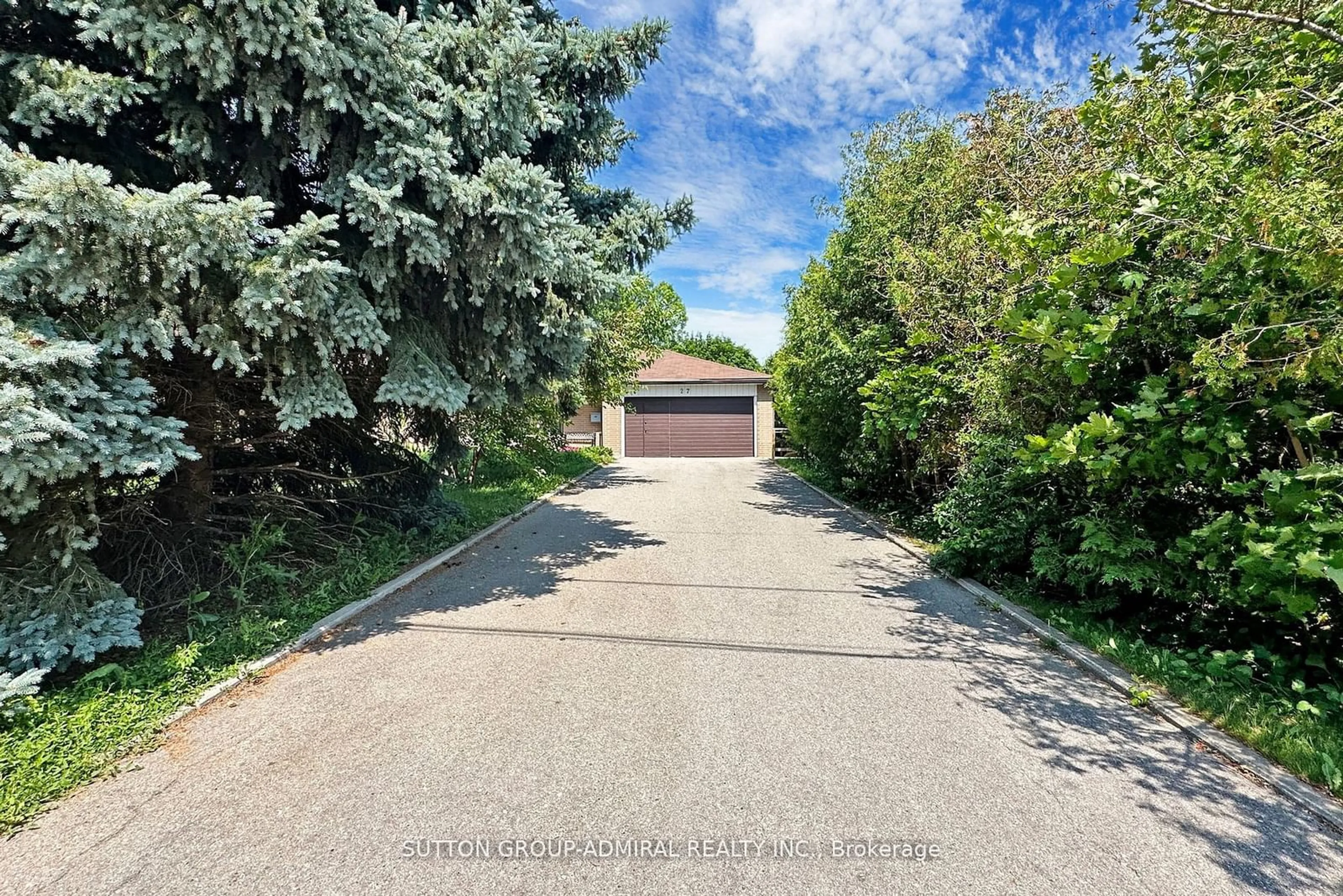 A pic from outside/outdoor area/front of a property/back of a property/a pic from drone, street for 27 Vaughan Blvd, Vaughan Ontario L4J 3N8