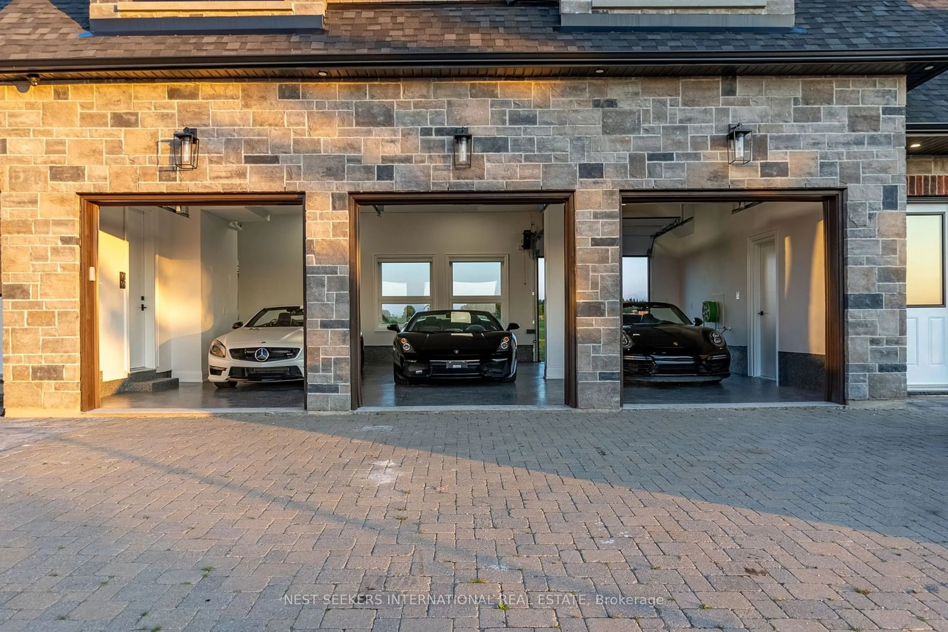 Indoor garage for 15535 Highway 27, King Ontario L0G 1T0