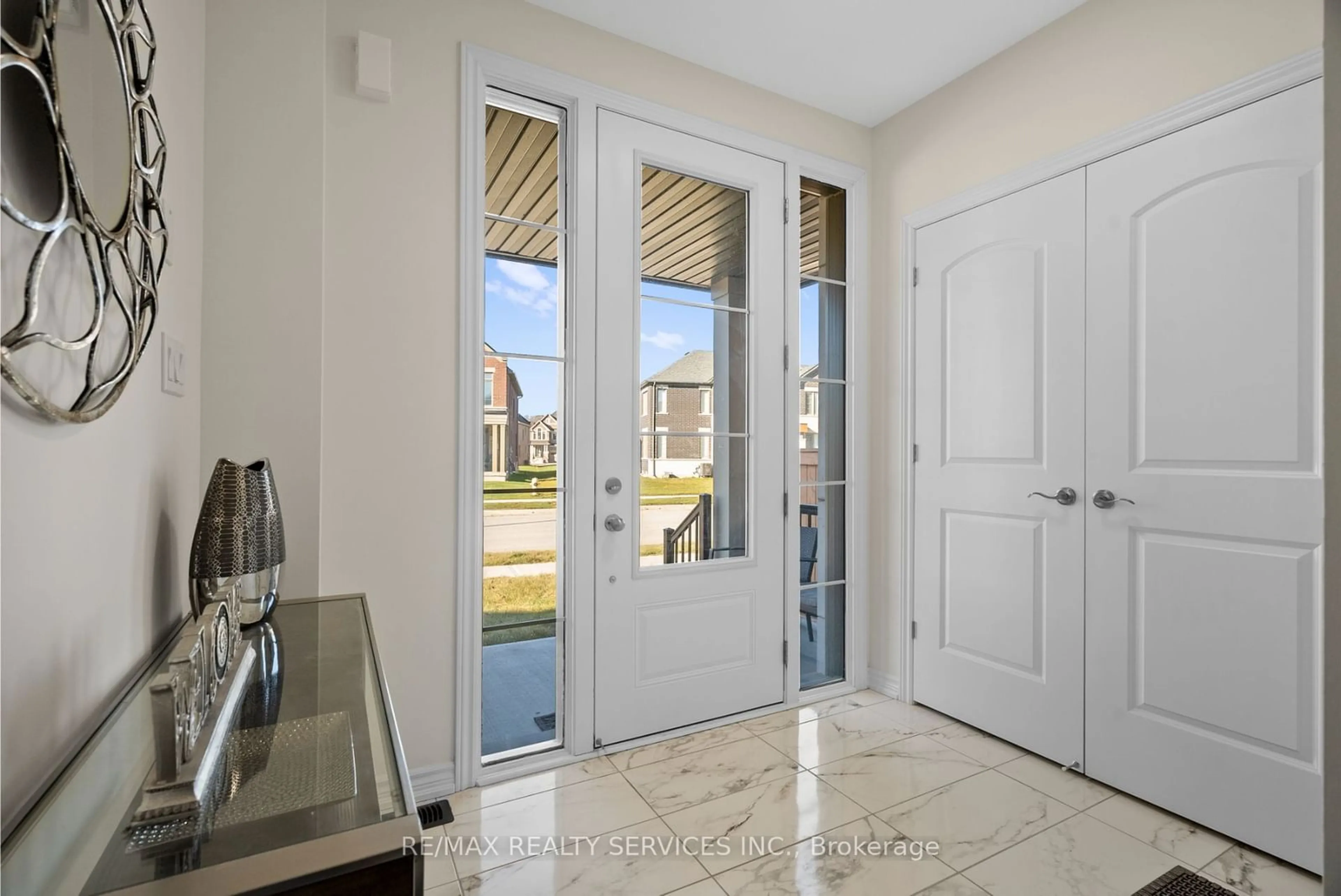 Indoor entryway for 211 Thompson Dr, East Gwillimbury Ontario L9N 1E2