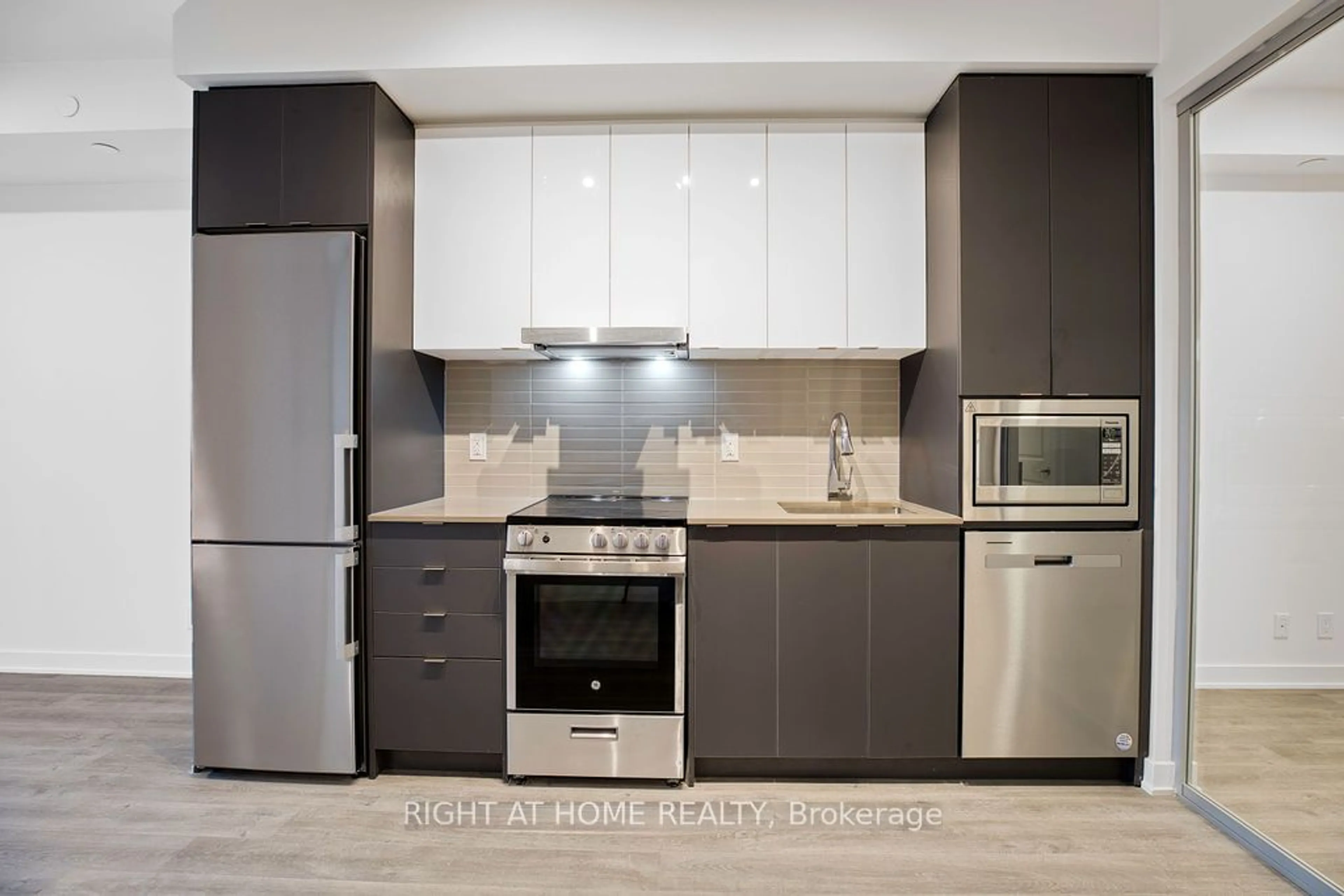 Standard kitchen, unknown for 50 Upper Mall Way #B325, Vaughan Ontario L4J 4P8