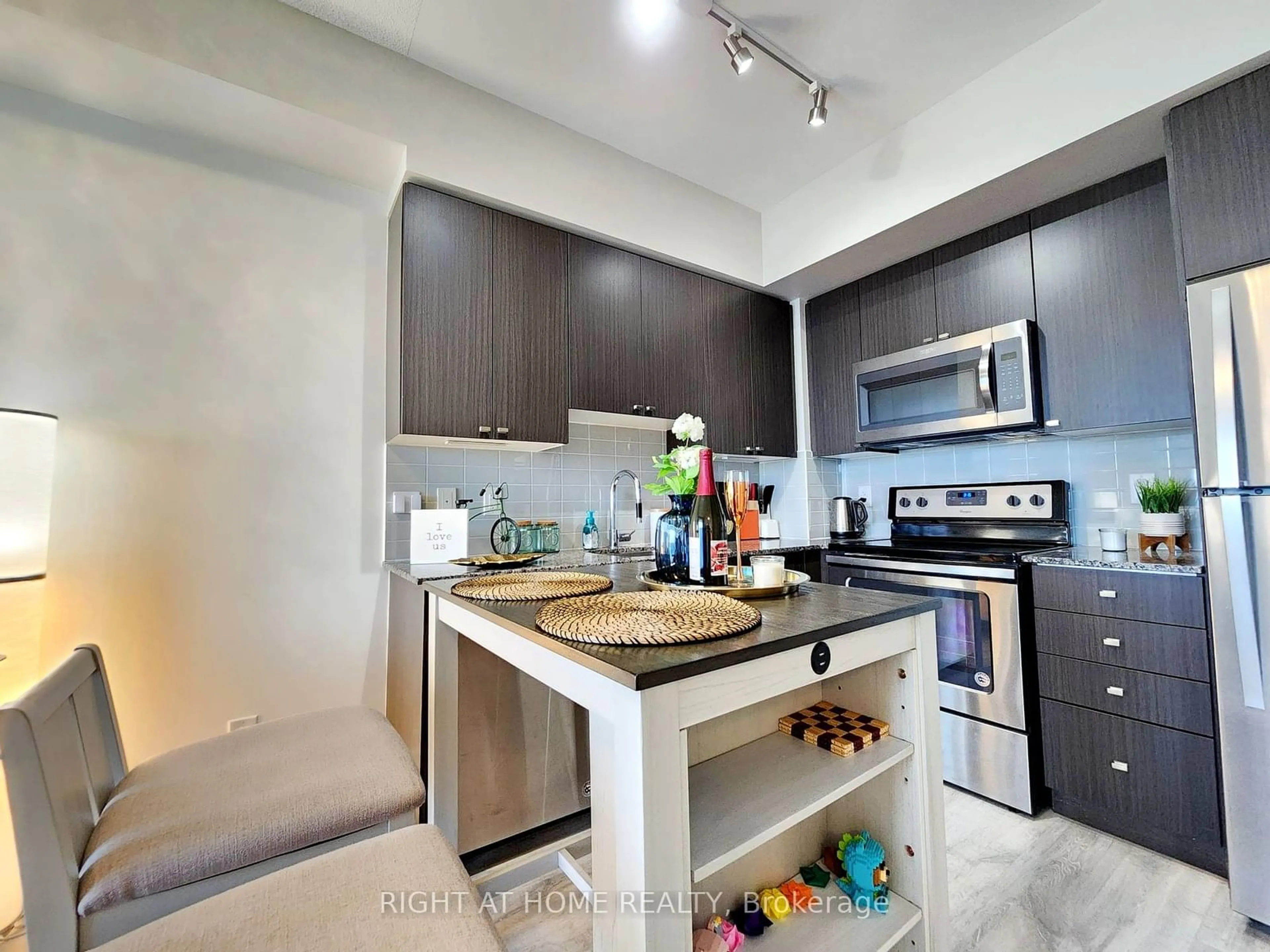 Open concept kitchen, ceramic/tile floor for 3700 Highway 7 Rd #510, Vaughan Ontario L4L 0G8