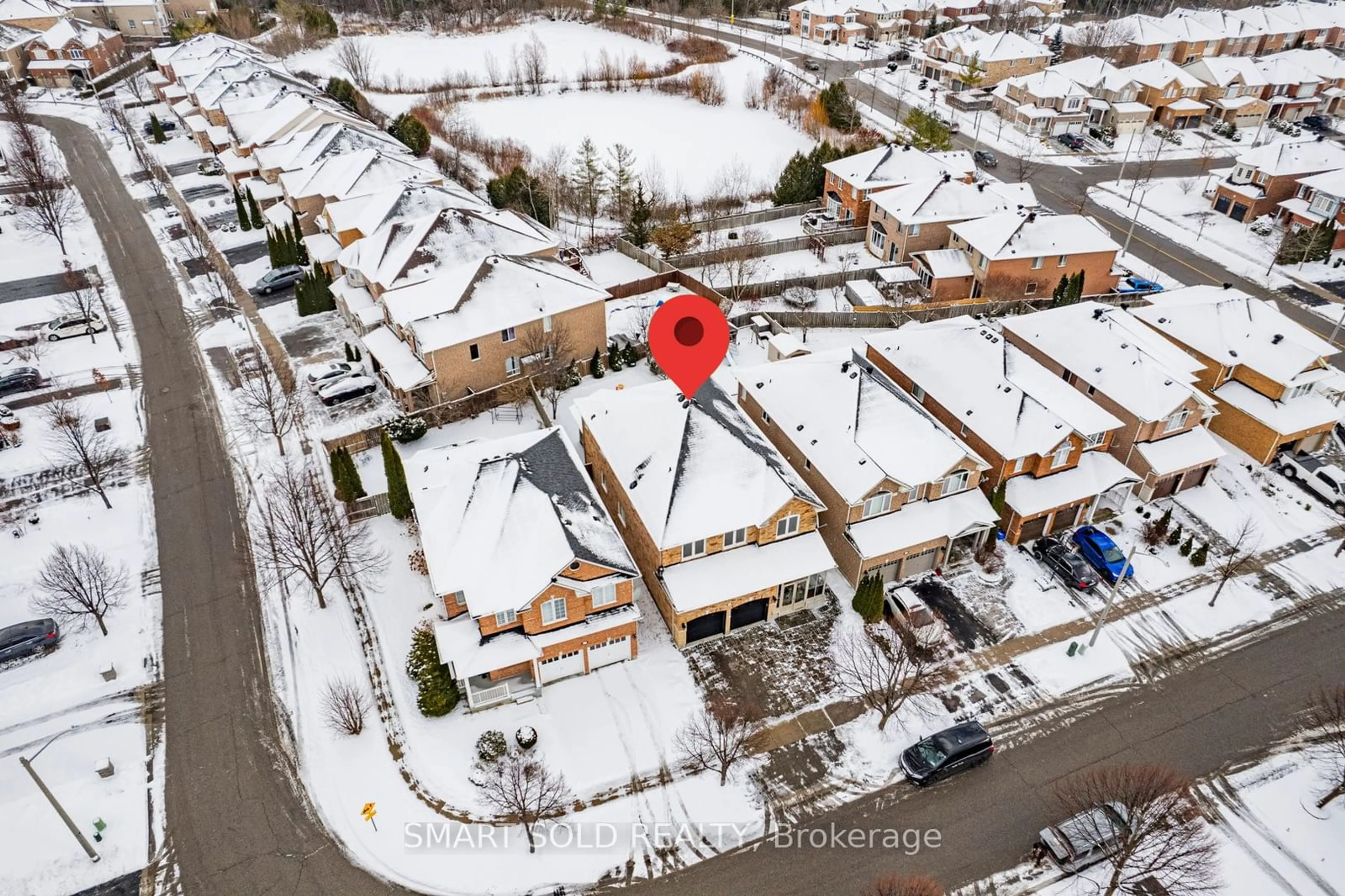 A pic from outside/outdoor area/front of a property/back of a property/a pic from drone, street for 15 Pagoda Dr, Richmond Hill Ontario L4E 4N4