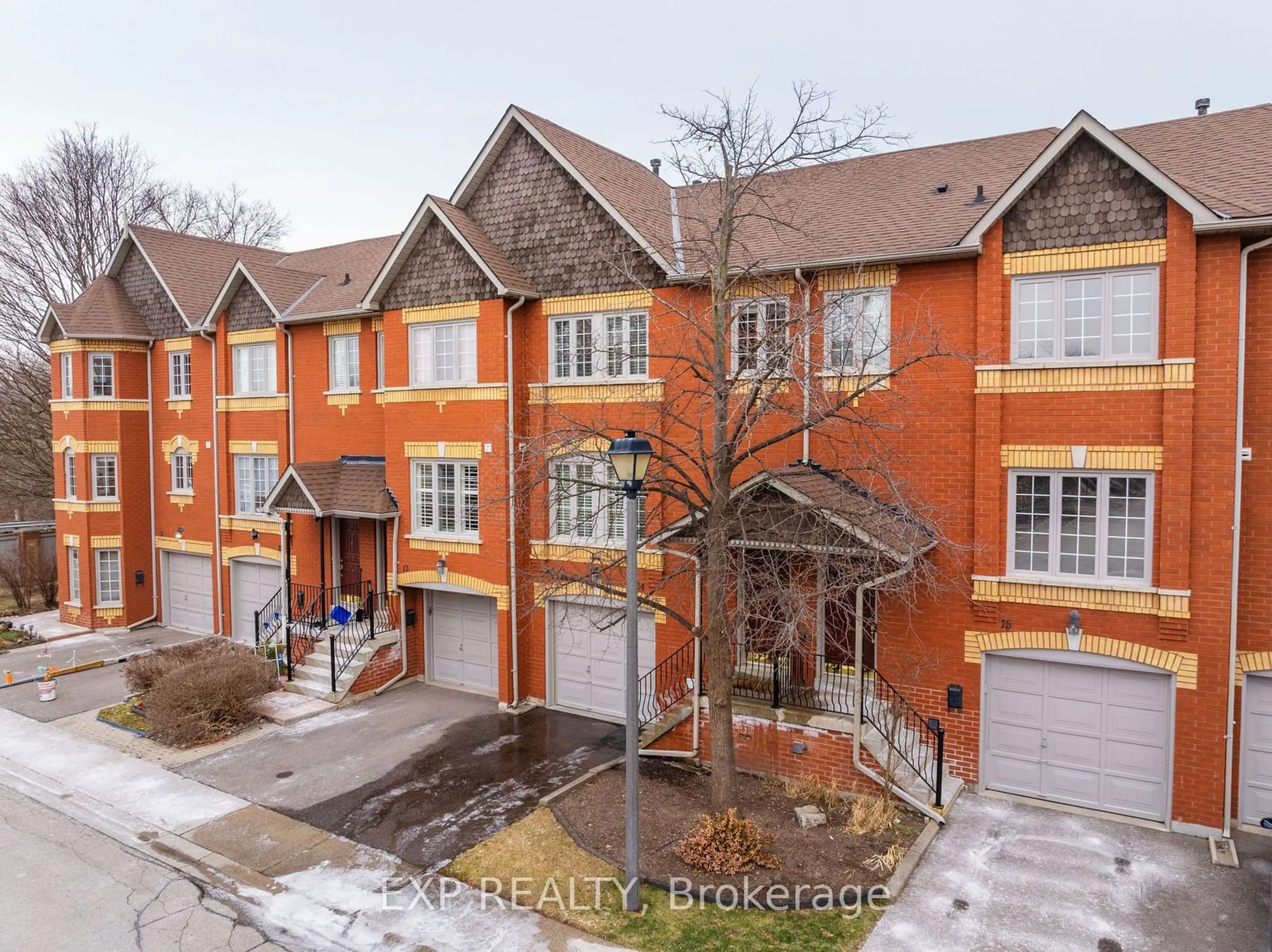 A pic from outside/outdoor area/front of a property/back of a property/a pic from drone, street for 95 Weldrick Rd #14, Richmond Hill Ontario L4C 0H6