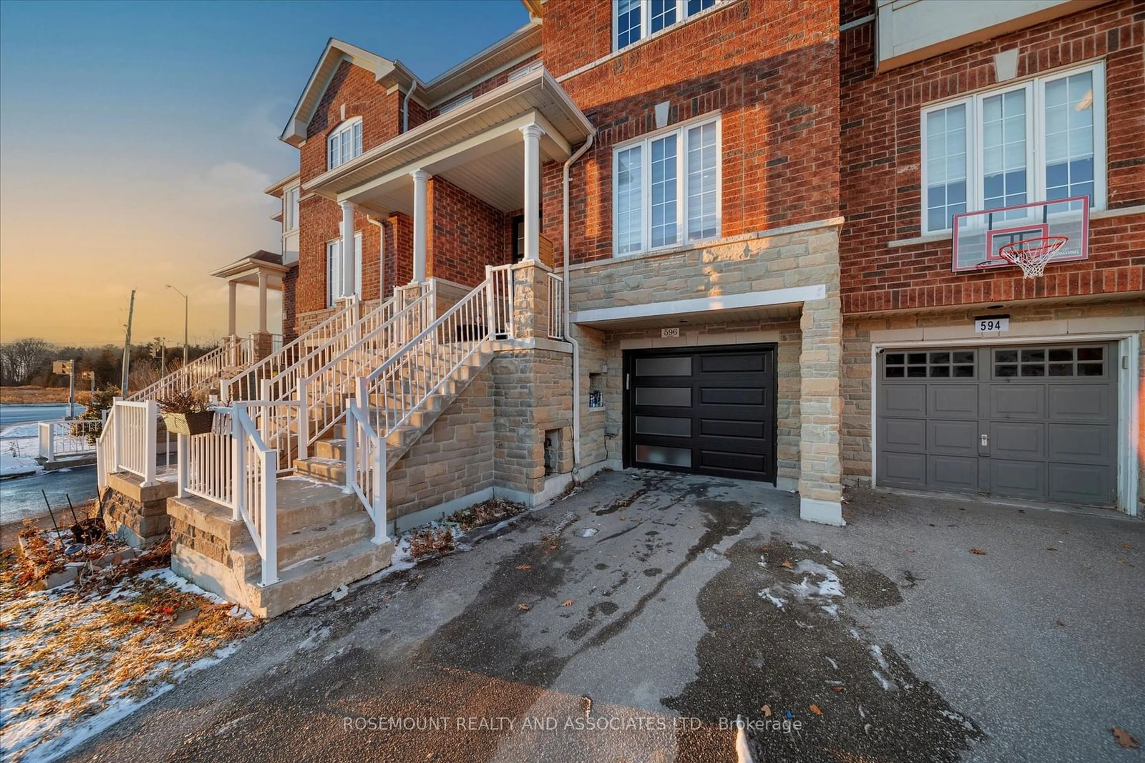 Home with brick exterior material, street for 596 Reeves Way Blvd, Whitchurch-Stouffville Ontario L4A 0T3