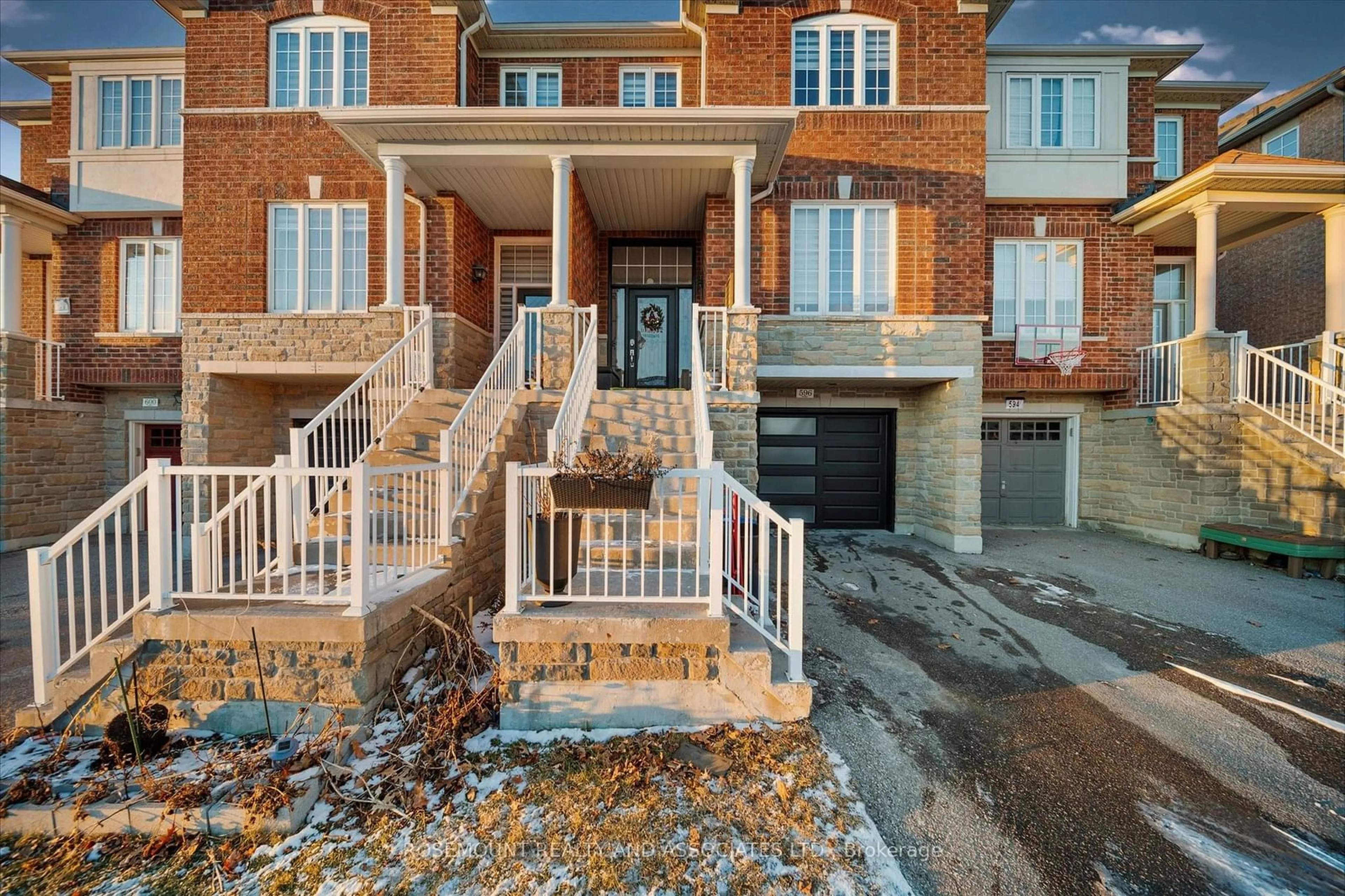 Home with brick exterior material, street for 596 Reeves Way Blvd, Whitchurch-Stouffville Ontario L4A 0T3