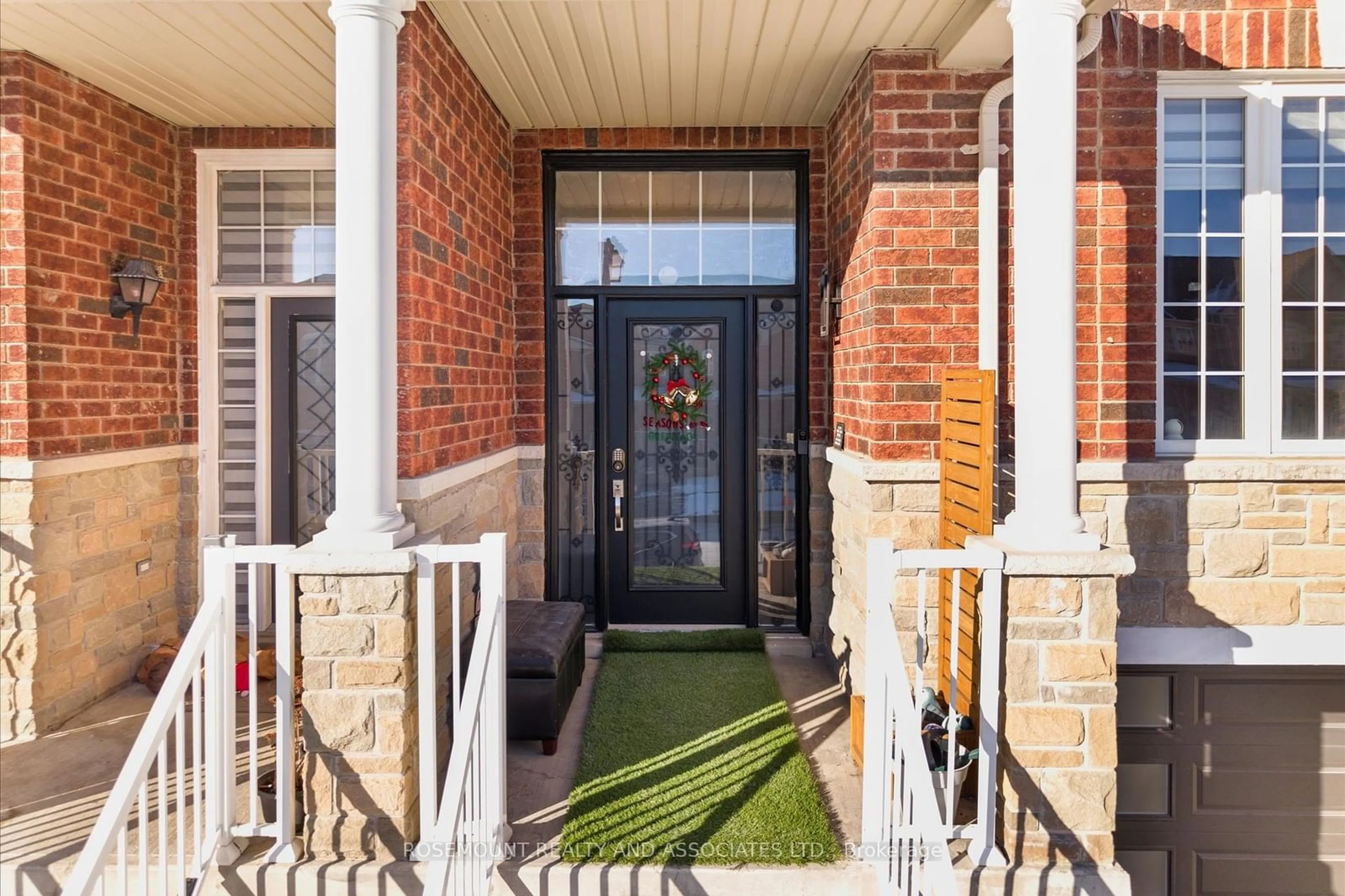 Indoor entryway for 596 Reeves Way Blvd, Whitchurch-Stouffville Ontario L4A 0T3