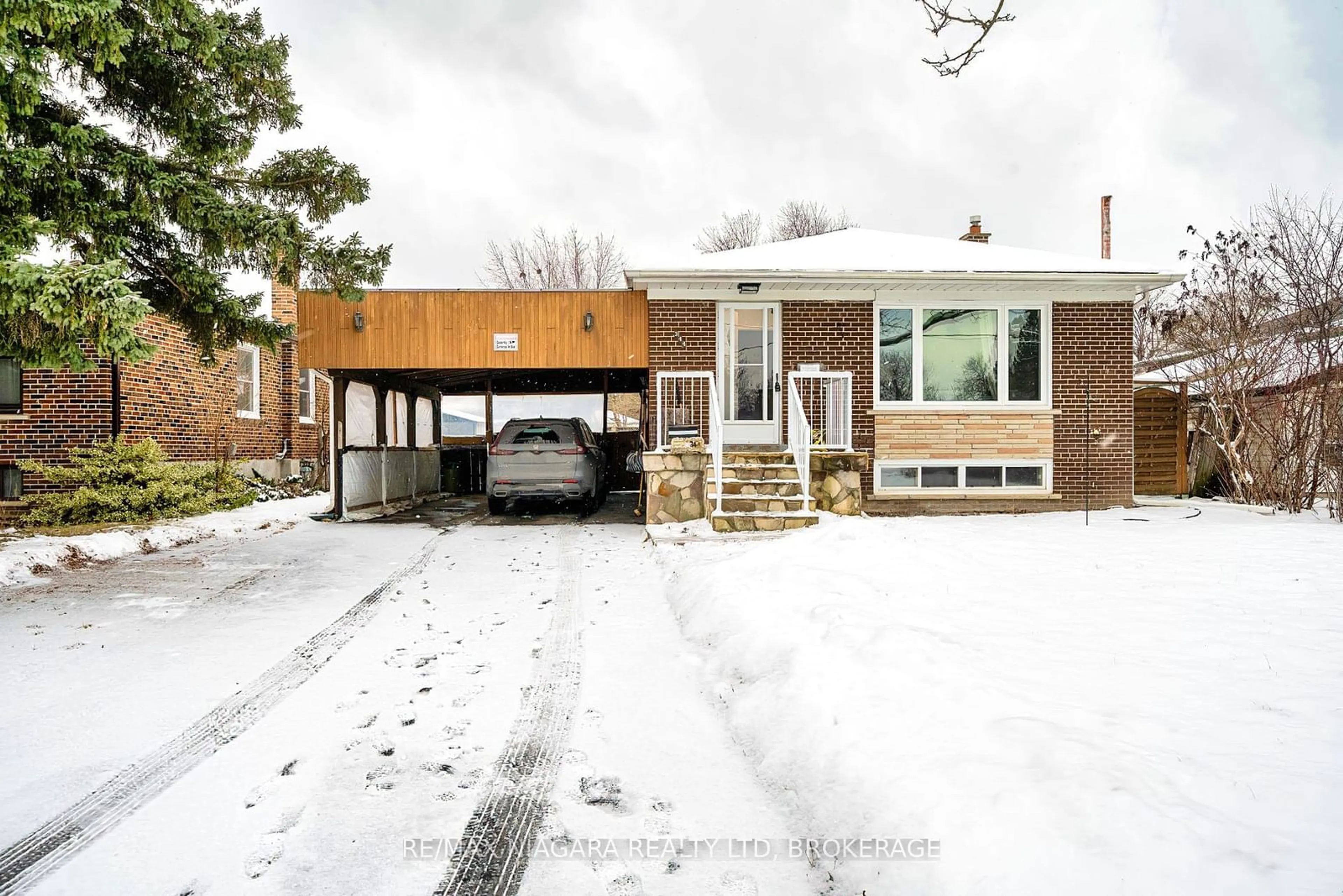 Home with brick exterior material, street for 344 Gells Rd, Richmond Hill Ontario L4C 3A6