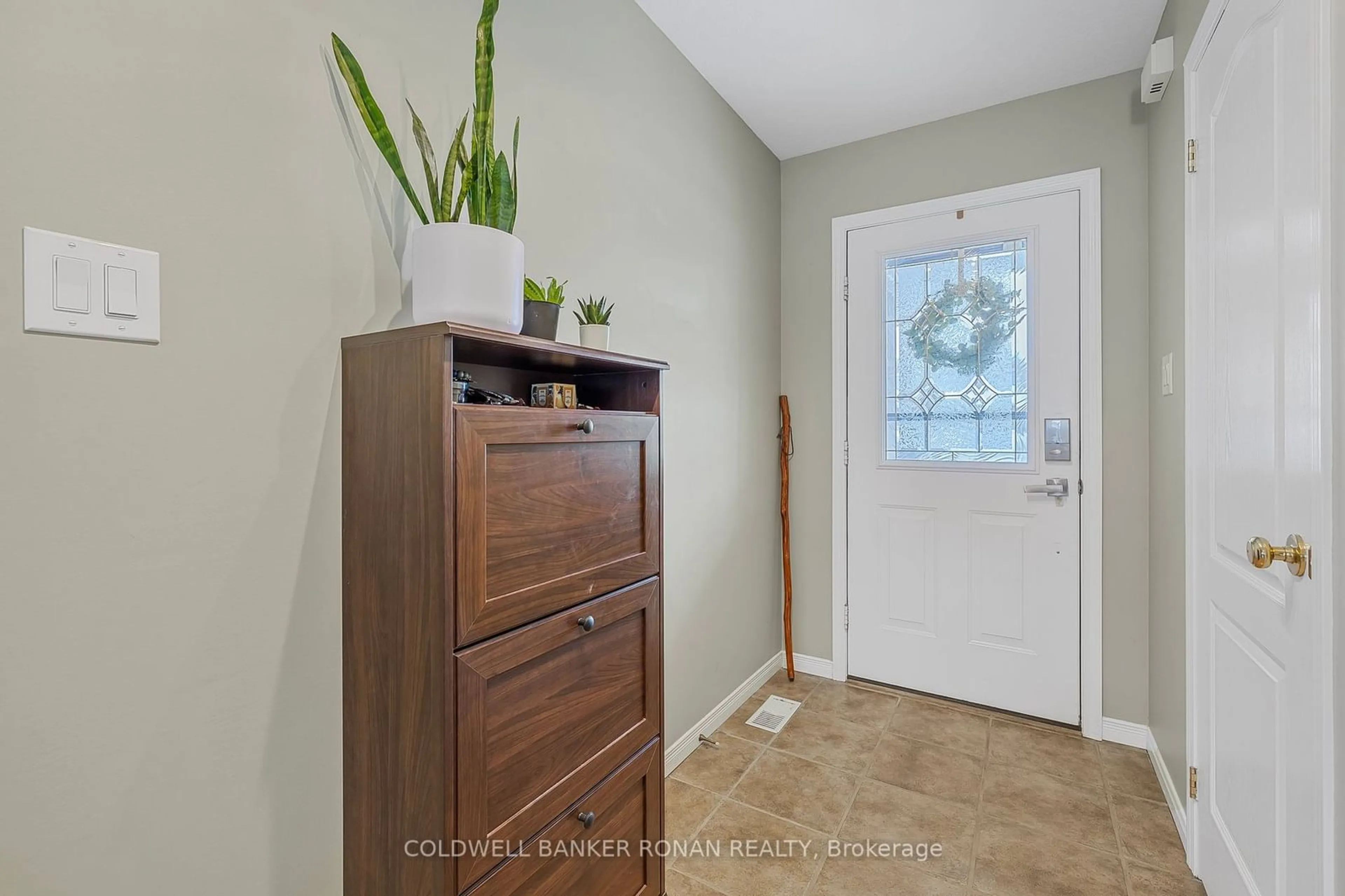 Indoor entryway for 7 Ruthven Cres, New Tecumseth Ontario L9R 0A5