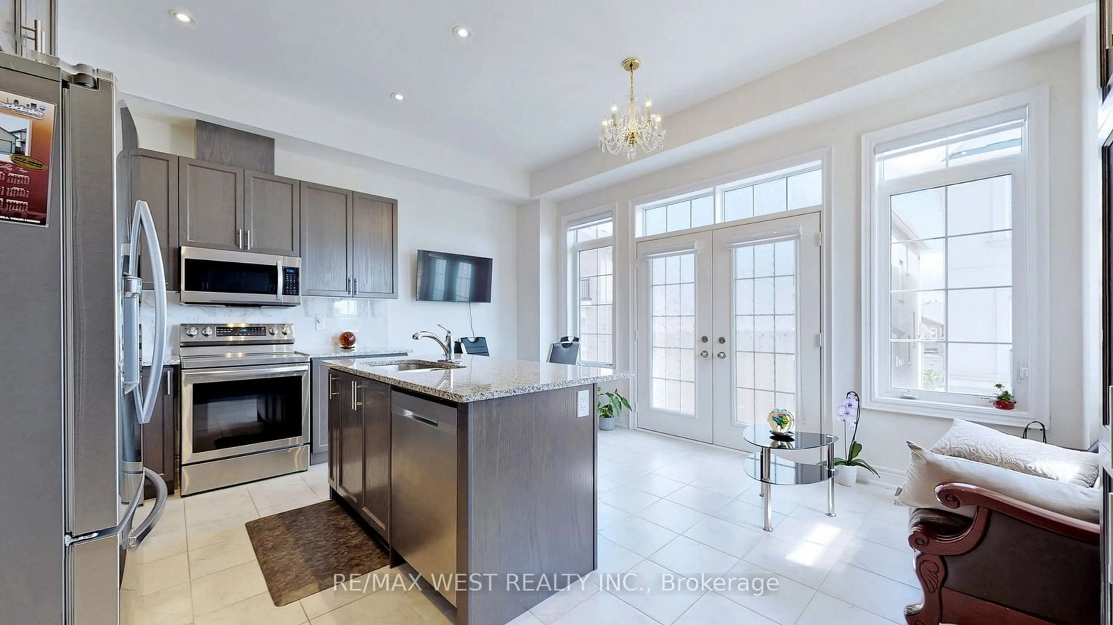 Open concept kitchen, ceramic/tile floor for 3 Lasalle Lane, Richmond Hill Ontario L4C 7V6