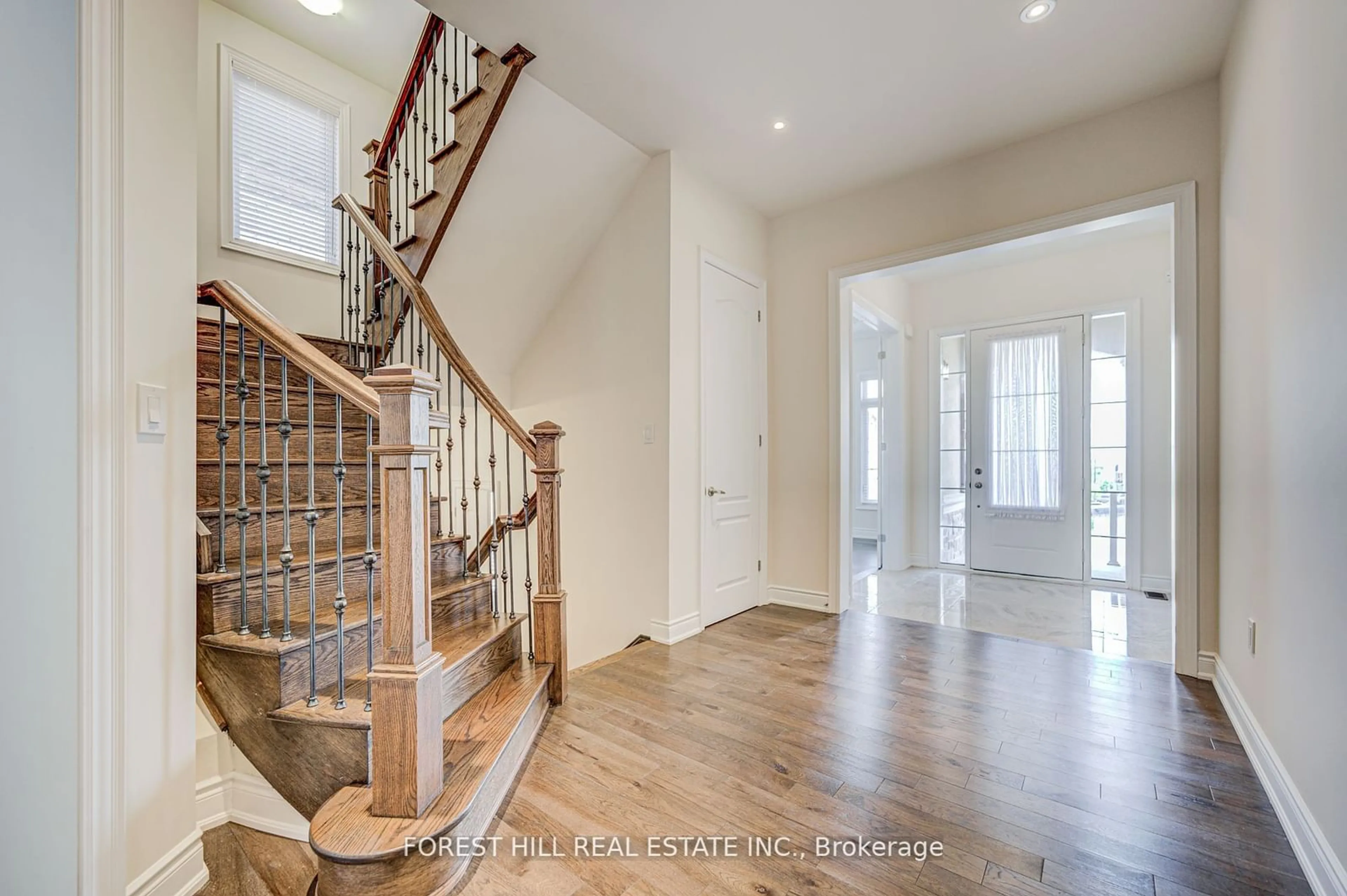 Indoor entryway for 12 Giardina Cres, Richmond Hill Ontario L4B 0G2