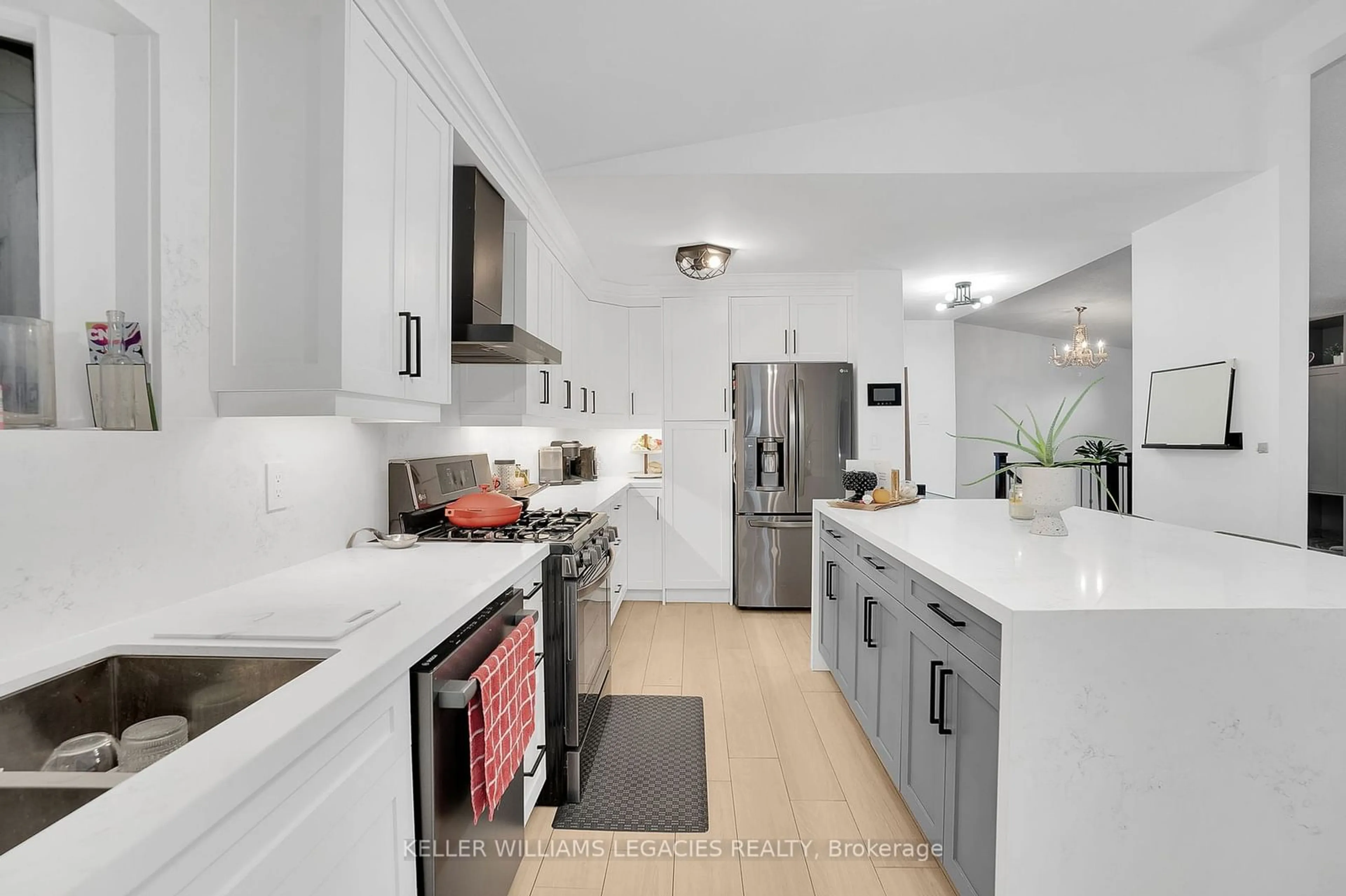 Open concept kitchen, ceramic/tile floor for 111 Meeting House Rd, Vaughan Ontario L4L 1K9