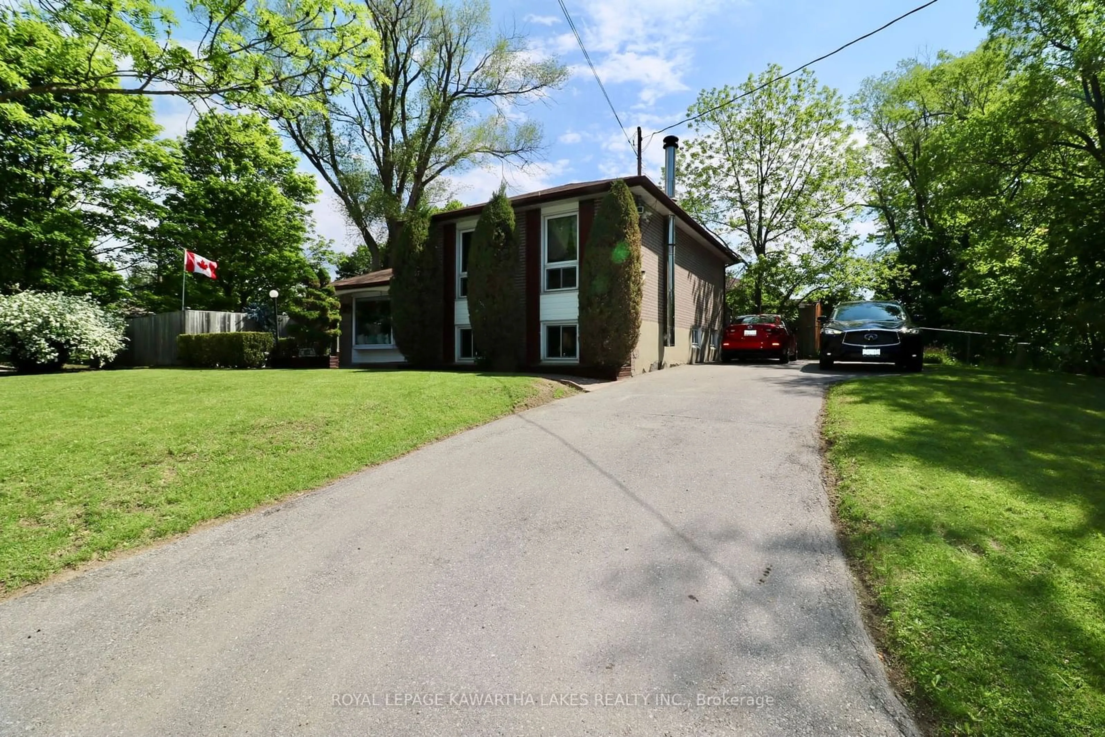 A pic from outside/outdoor area/front of a property/back of a property/a pic from drone, street for 403 Alper St, Richmond Hill Ontario L4C 2Z5