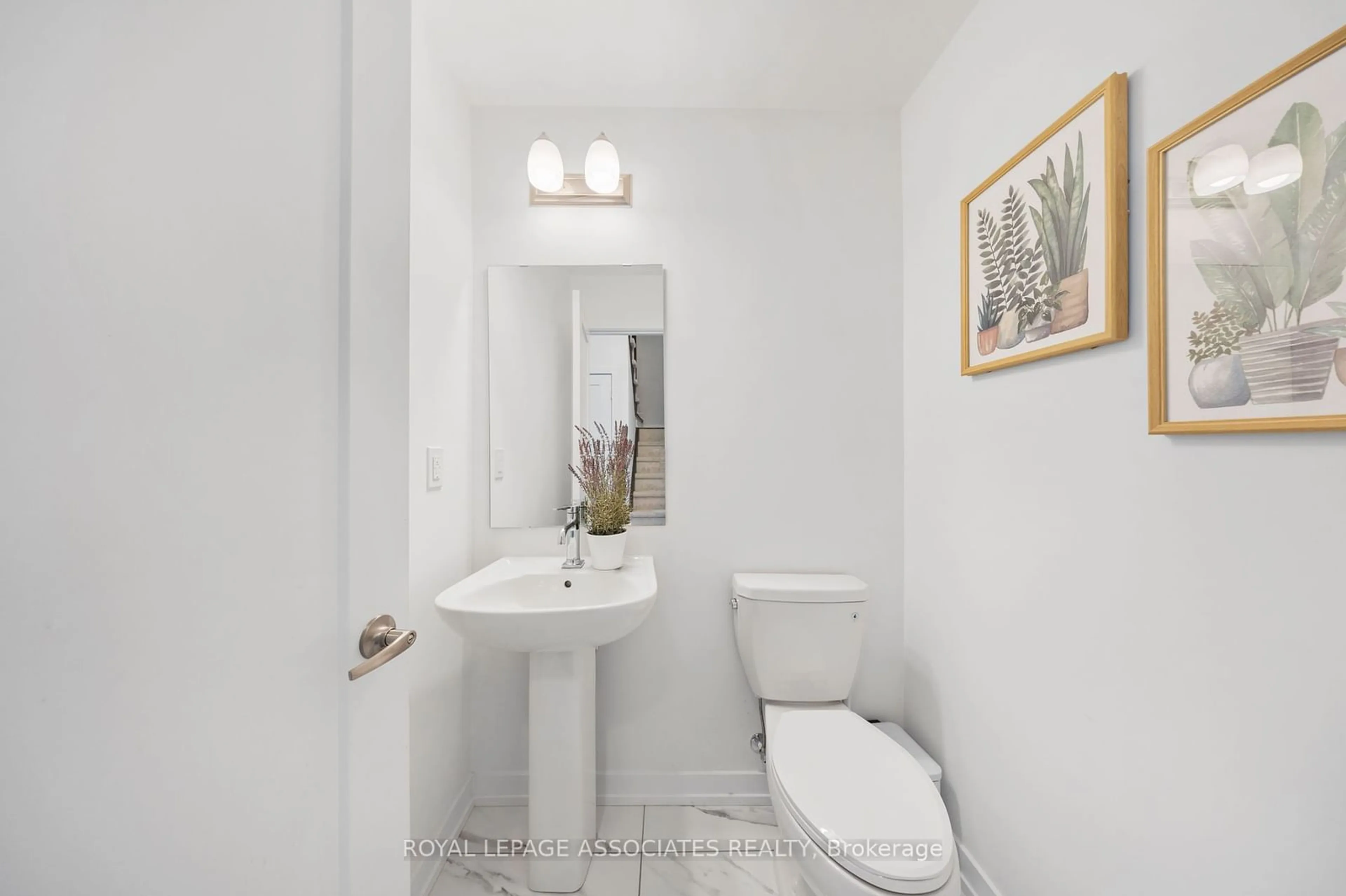 Standard bathroom, floor is not visible for 123 Lyall Stokes Circ, East Gwillimbury Ontario L0G 1M0