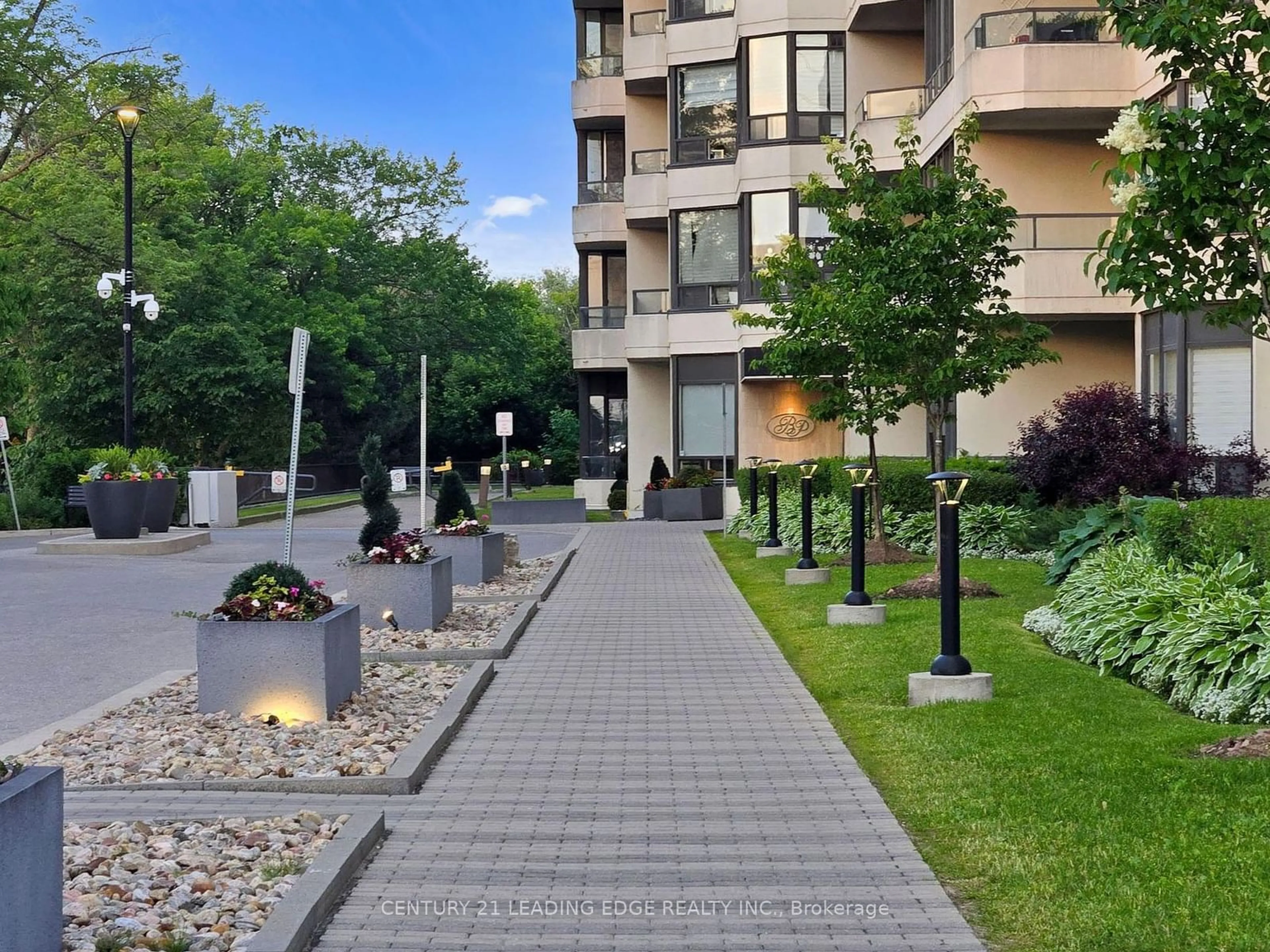 Patio, street for 8501 Bayview Ave #808, Richmond Hill Ontario L4B 3J7