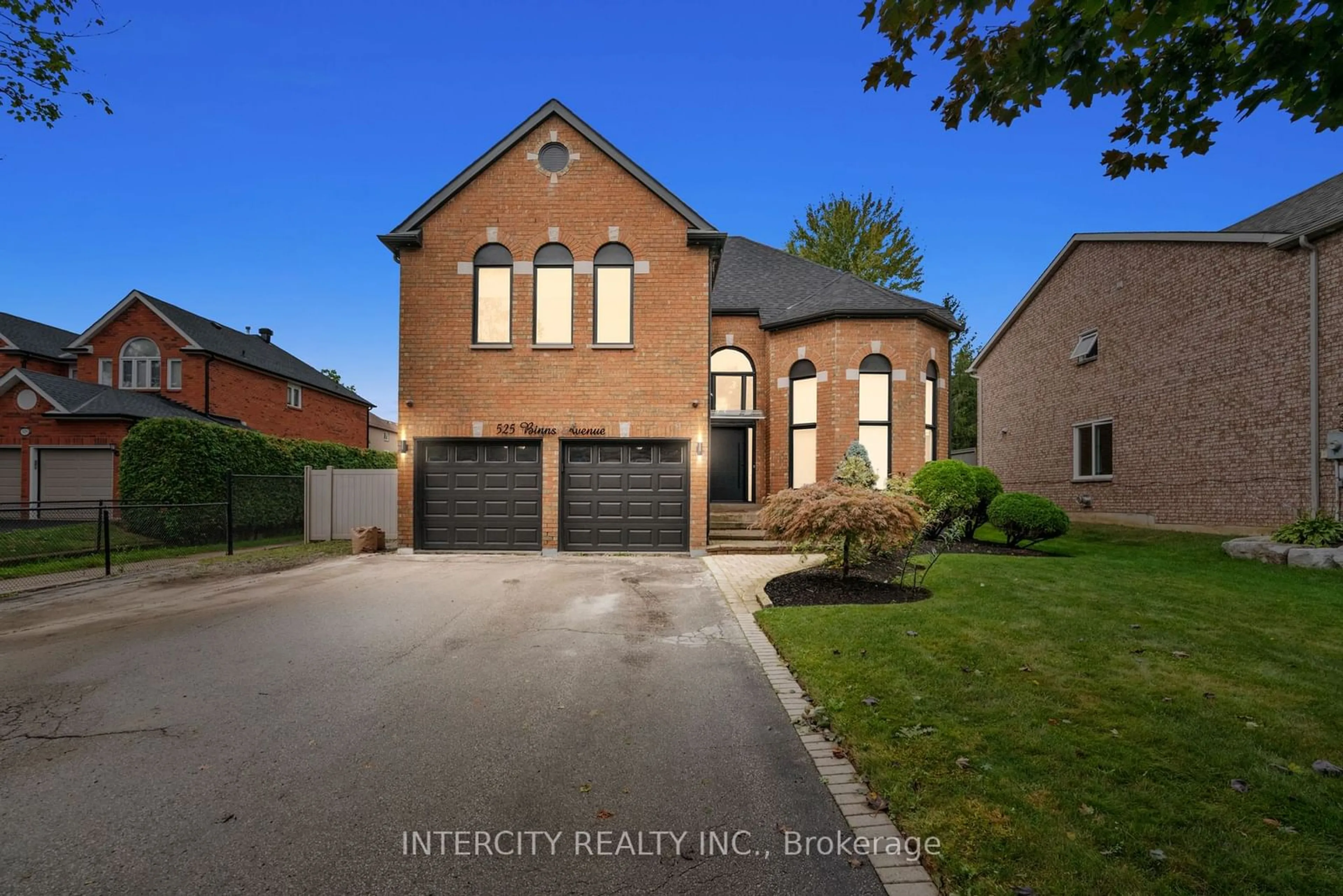 Home with brick exterior material, street for 525 Binns Ave, Newmarket Ontario L3X 1T8