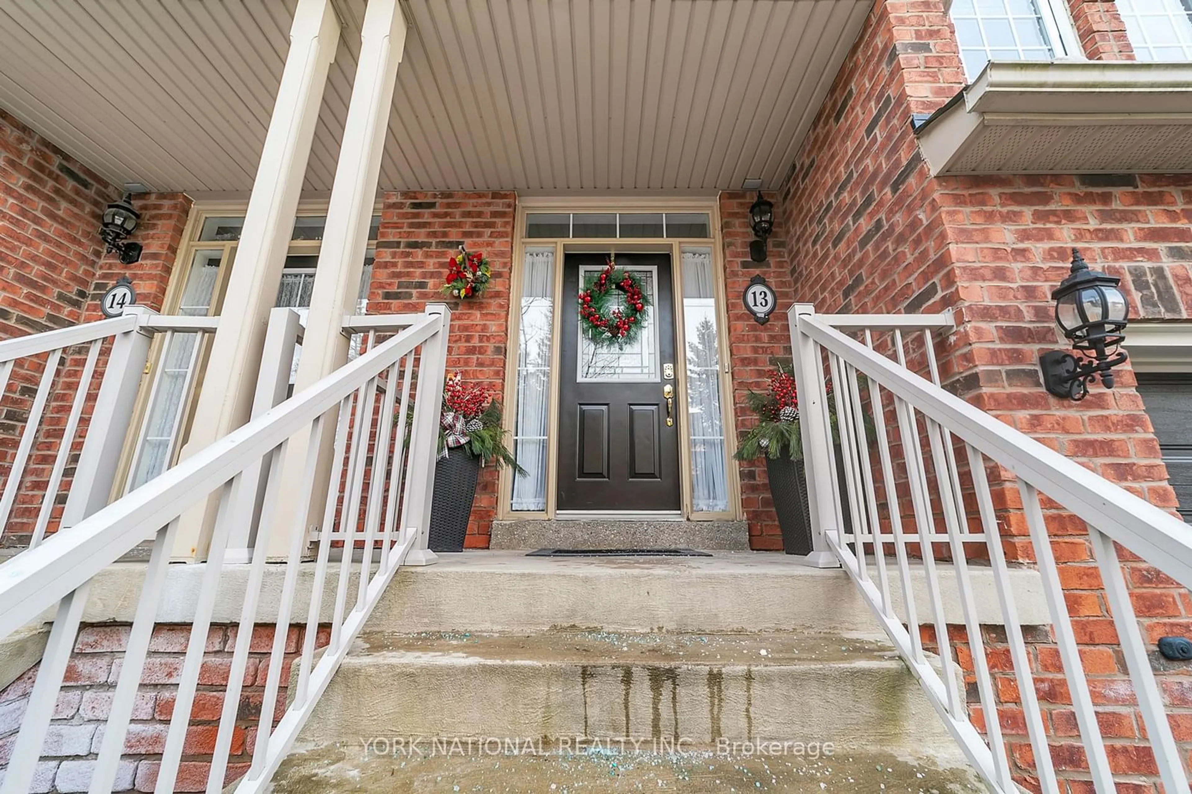 Indoor entryway for 100 Elgin Mills #13 Rd, Richmond Hill Ontario L4C 0R6