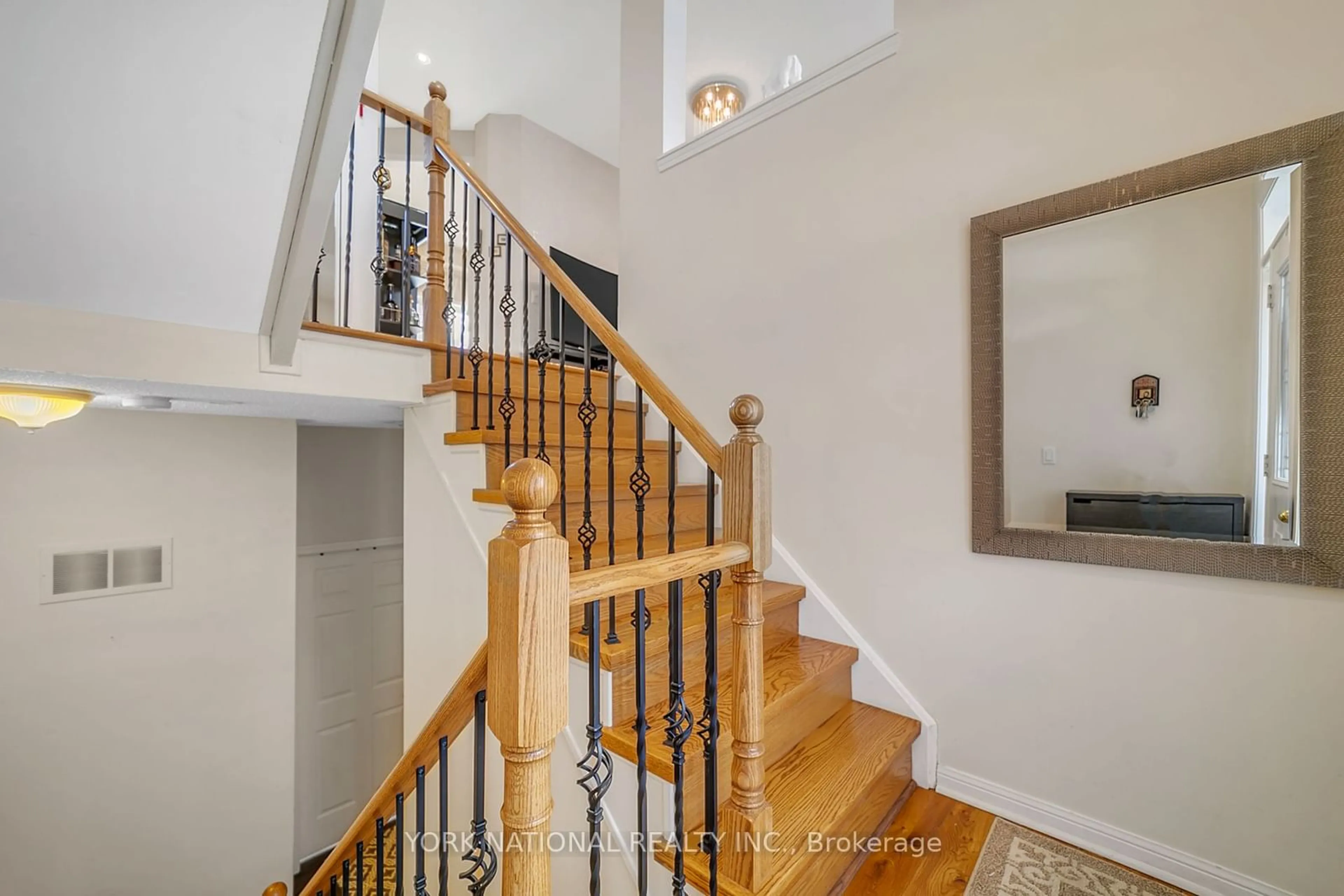 Stairs for 100 Elgin Mills #13 Rd, Richmond Hill Ontario L4C 0R6