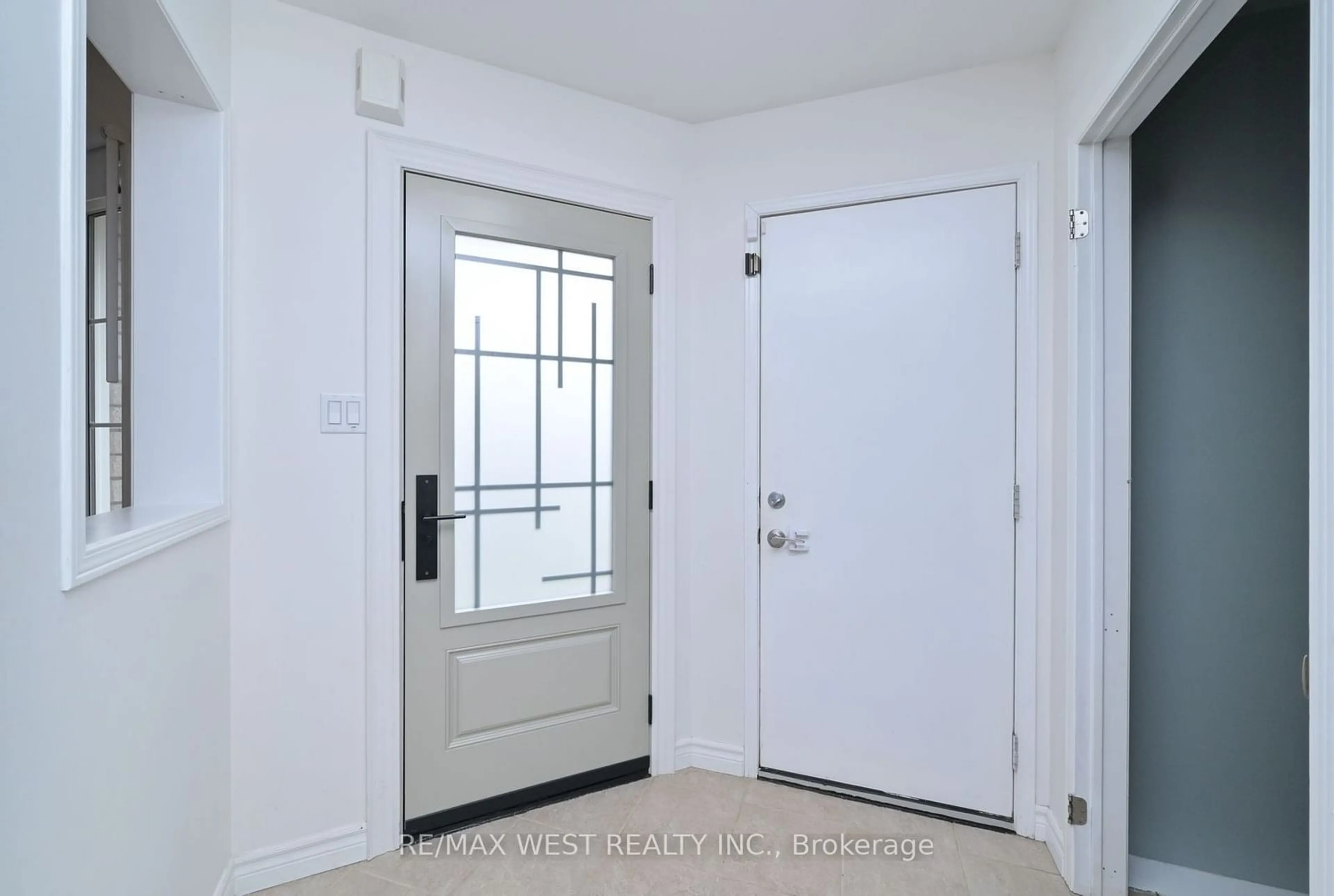 Indoor entryway for 12 Preston Ave, New Tecumseth Ontario L9R 1Y6