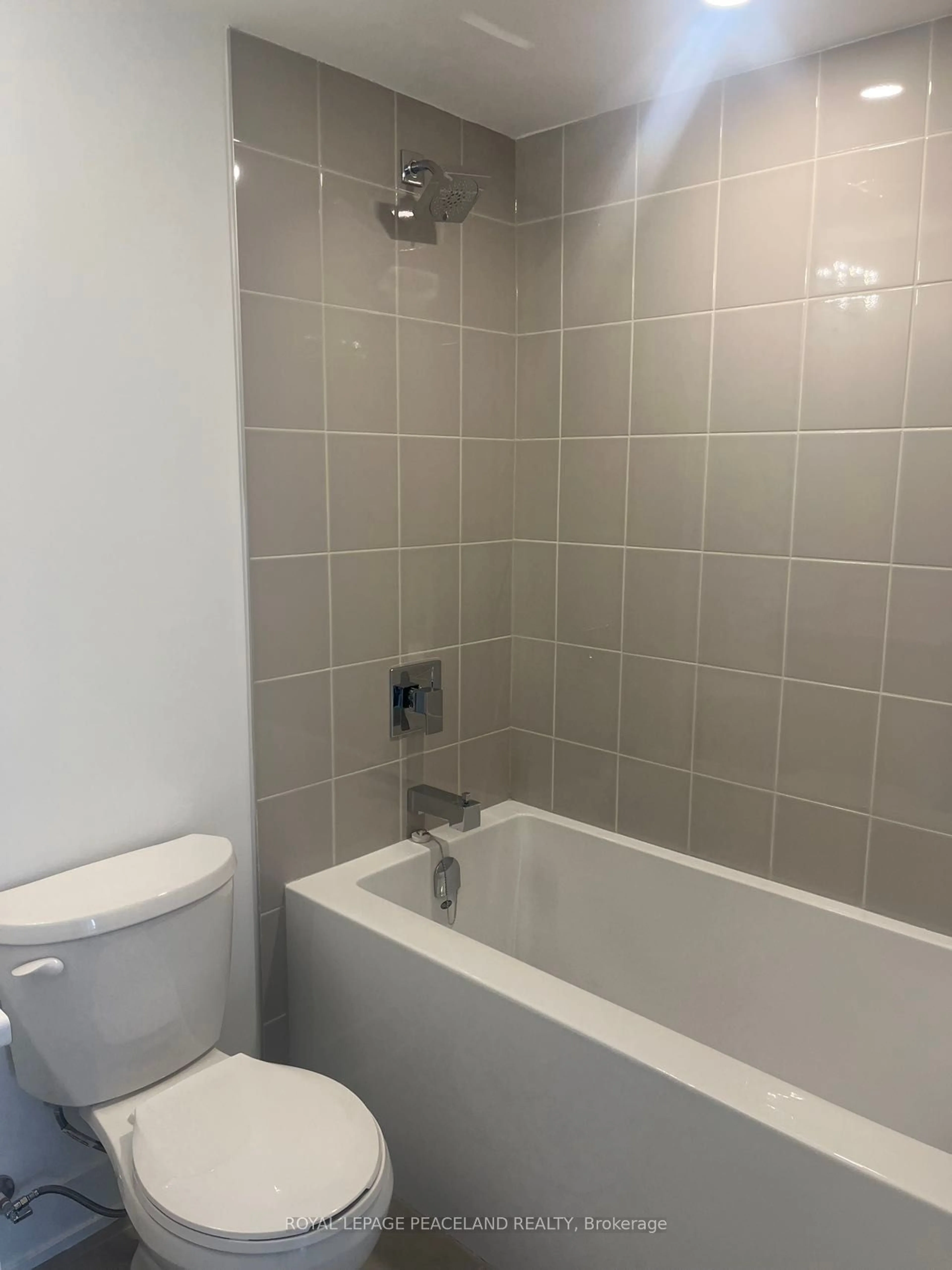 Standard bathroom, ceramic/tile floor for 5502 Main St, Whitchurch-Stouffville Ontario L4A 4W8