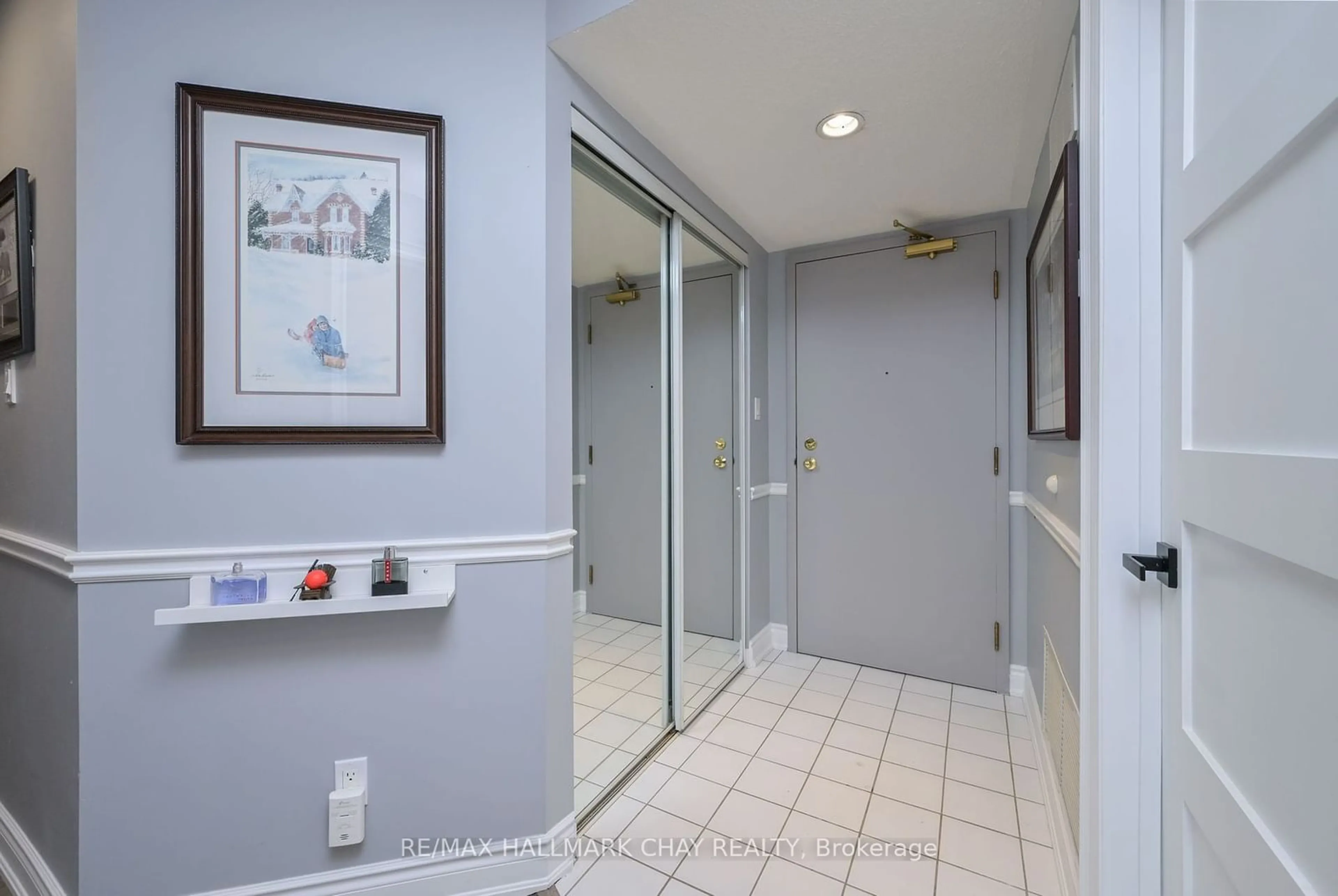 Indoor foyer for 247 King St #214, New Tecumseth Ontario L9R 1N4