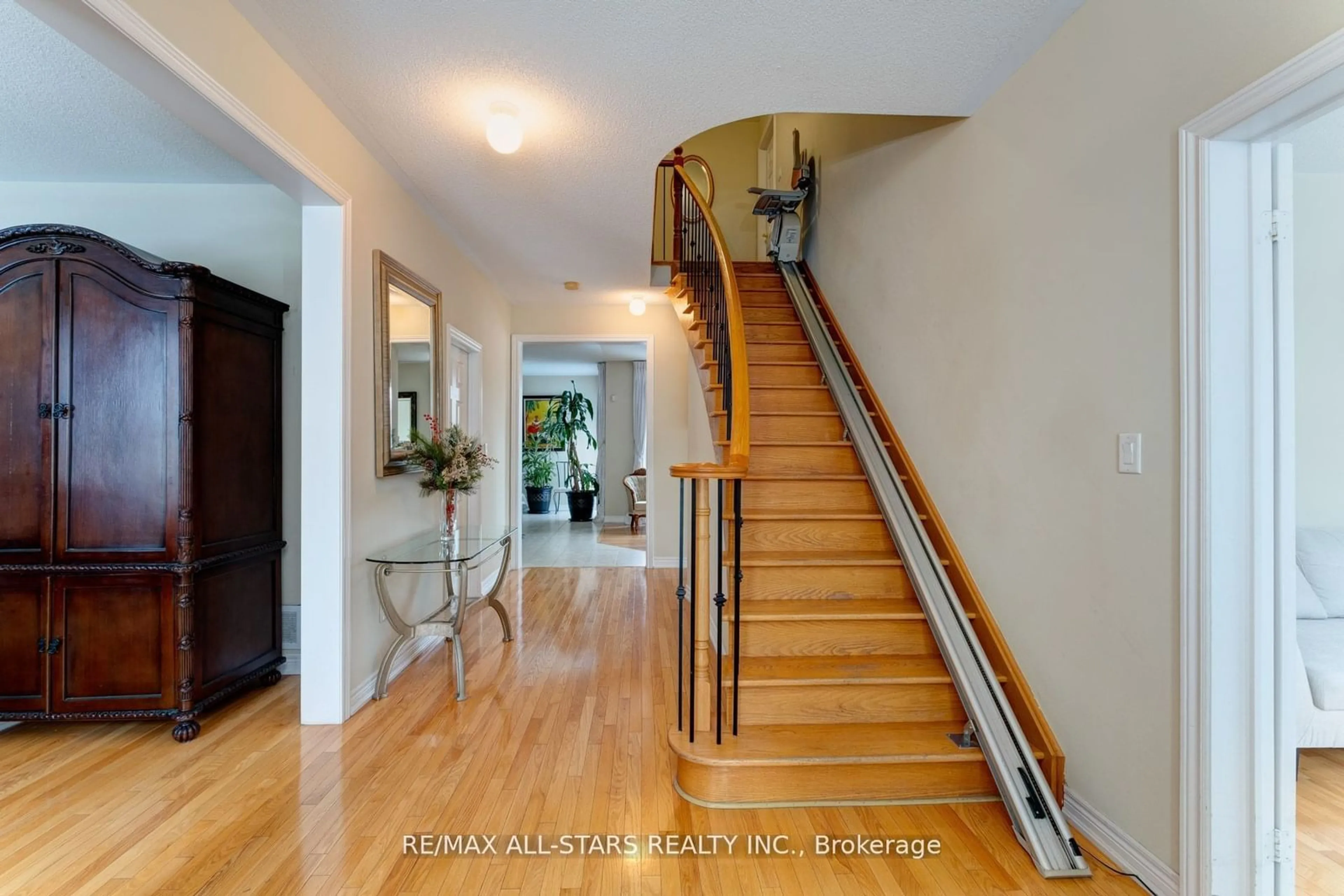 Indoor foyer for 18 Orr Farm Rd, Markham Ontario L6C 0A3