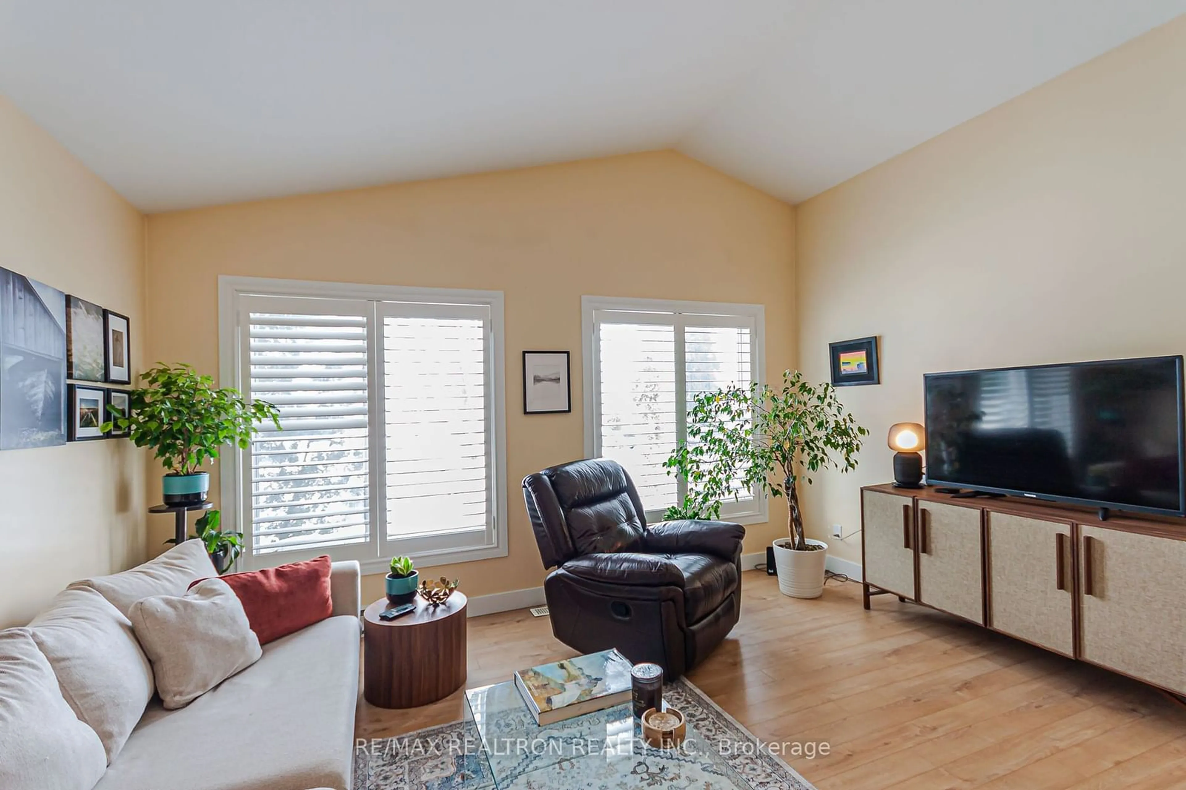 Living room with furniture, wood/laminate floor for 12 Lynn Cres, Brock Ontario L0E 1E0