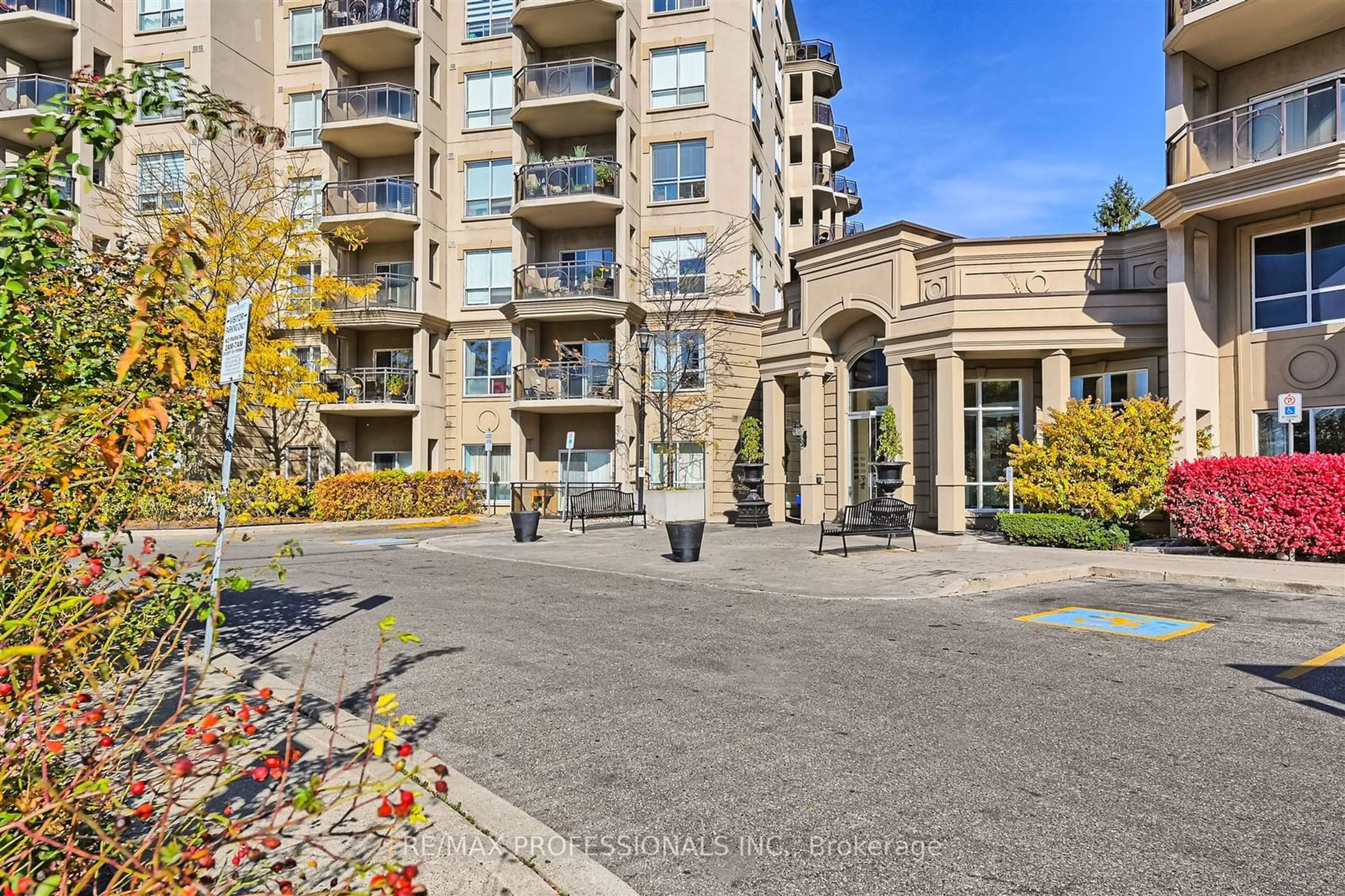 Unknown for 8 Maison Parc Crt #217, Vaughan Ontario L4J 9K5