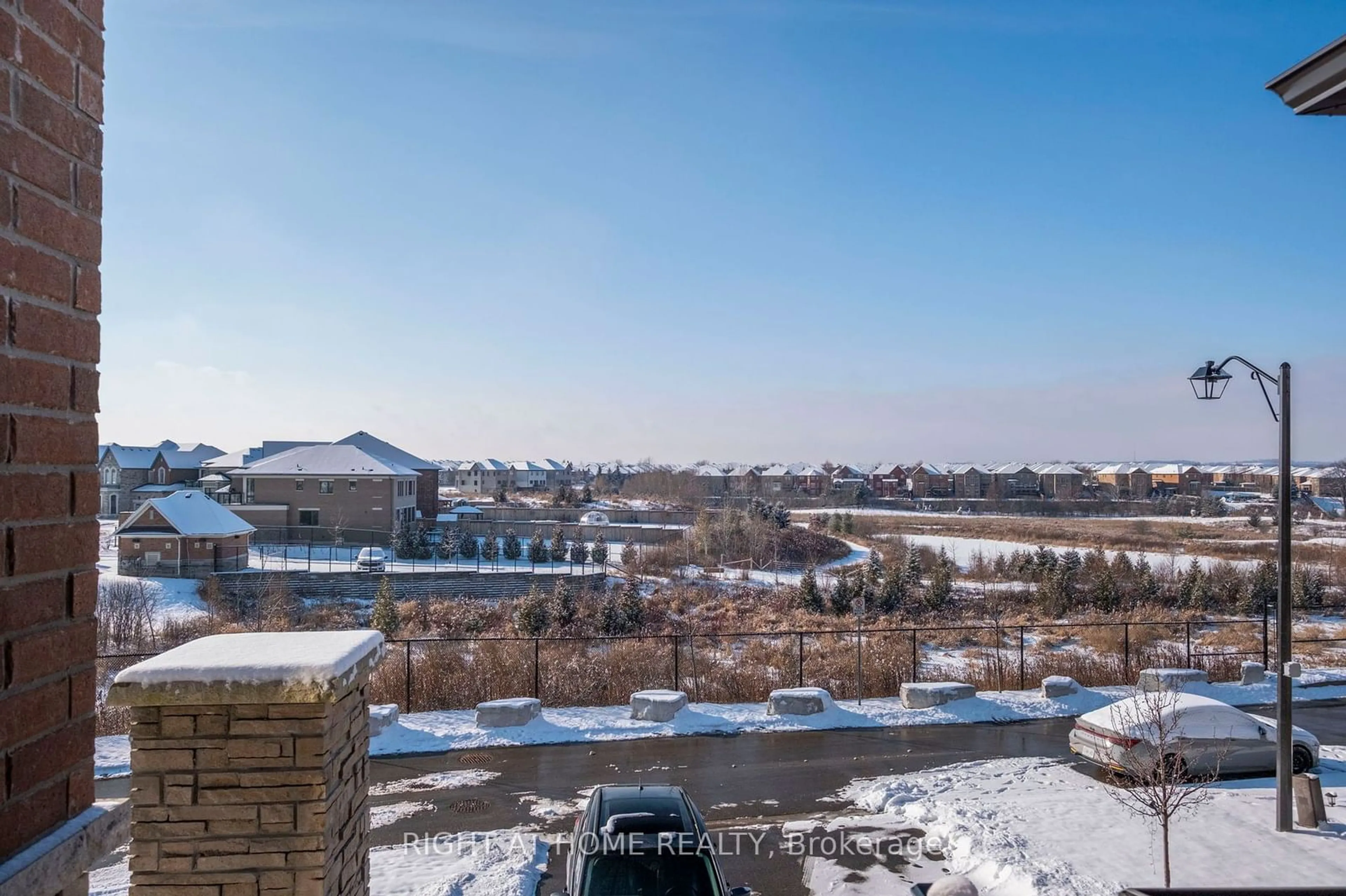 A pic from outside/outdoor area/front of a property/back of a property/a pic from drone, city buildings view from balcony for 10 Stubbs Lane, Aurora Ontario L4G 3Y3