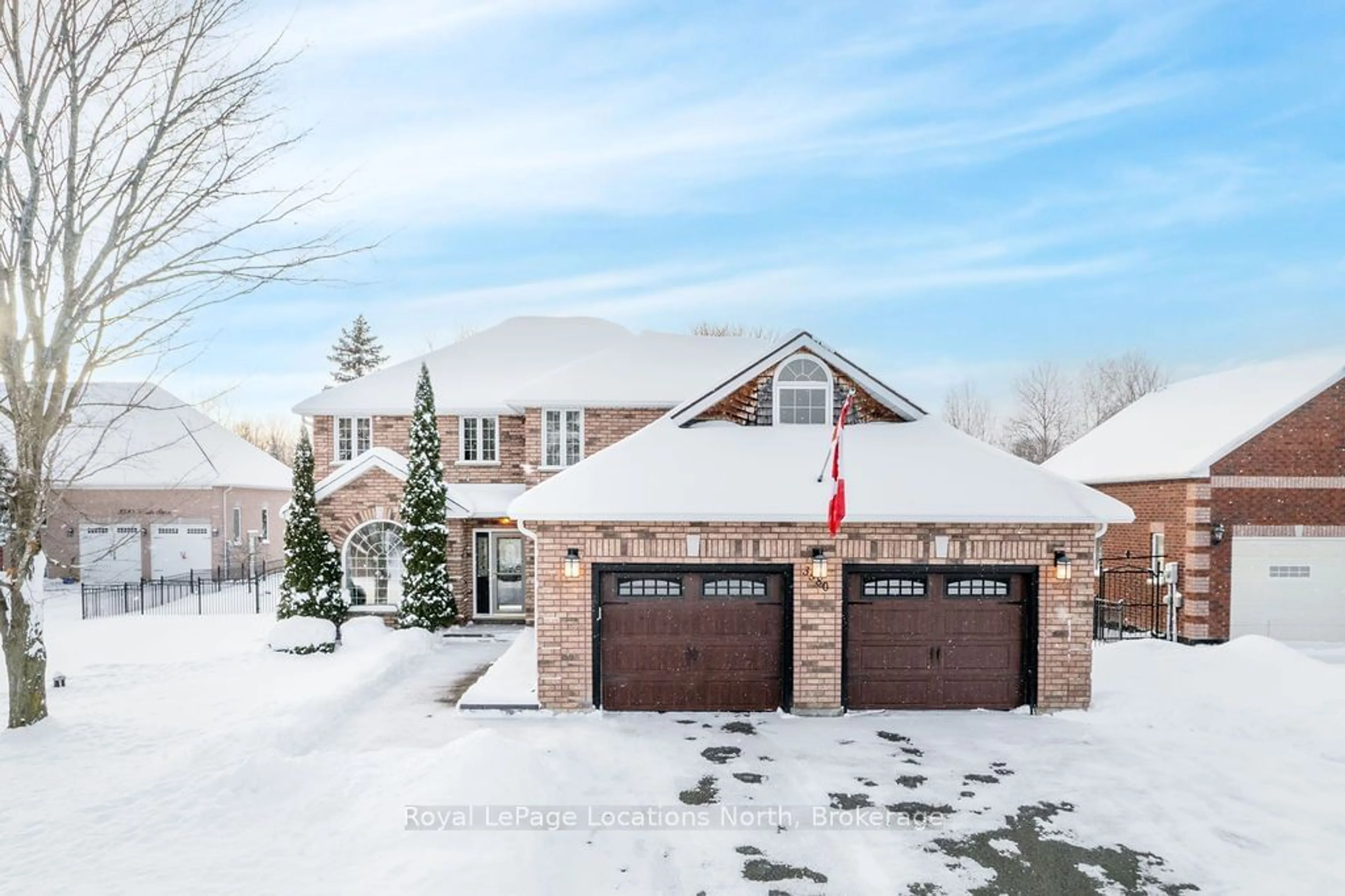 A pic from outside/outdoor area/front of a property/back of a property/a pic from drone, street for 3580 LINDA St, Innisfil Ontario L9S 2L2